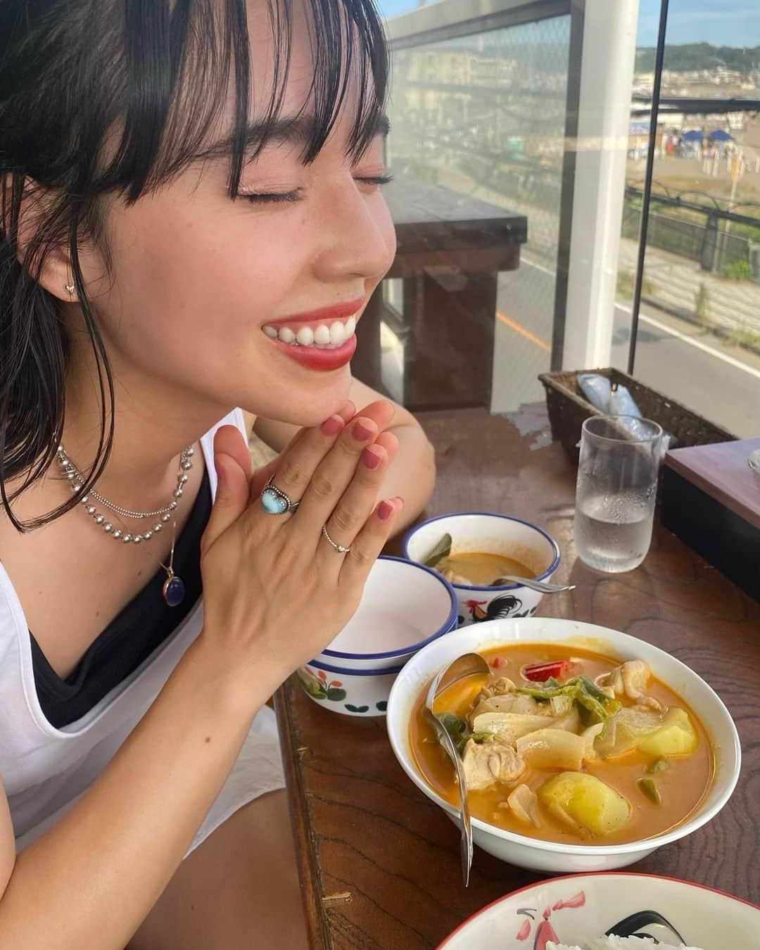 クレイトン愛さんのインスタグラム写真 - (クレイトン愛Instagram)「これまで食べたタイ料理でNo. 1！！🙏🇹🇭 美味しすぎて感動したこちらのお店は、 鎌倉長谷にある「タイ料理889」さん👨🏻‍🍳 ・ Googleマップで見つけて ふらっと入ったら、 メニューの写真で100%美味しいと確信。 食べてみたら 「料理長ー！！」と叫びたくなるほど 美味しかった、、😩❤️ 本気のコップンカーでした🤝 ・ すべてのメニューを制覇するために 鎌倉通うぞ👨🏻‍🍳 ・ ナイスビューなので、 皆さんも長谷に来たときはぜひ☺️🫶 ・ ・ ・ #あいメイク #メイク #コスメ #ビューティー #オーガニック #ナチュラルコスメ #スキンケア #マスク荒れ #乾燥対策 #私服 #コーデ  #タイ料理 #タイ料理屋 #鎌倉 #長谷  #鎌倉グルメ #鎌倉ランチ  #makeup #cosmetics #beauty #skincare」9月1日 16時58分 - clayton_ai