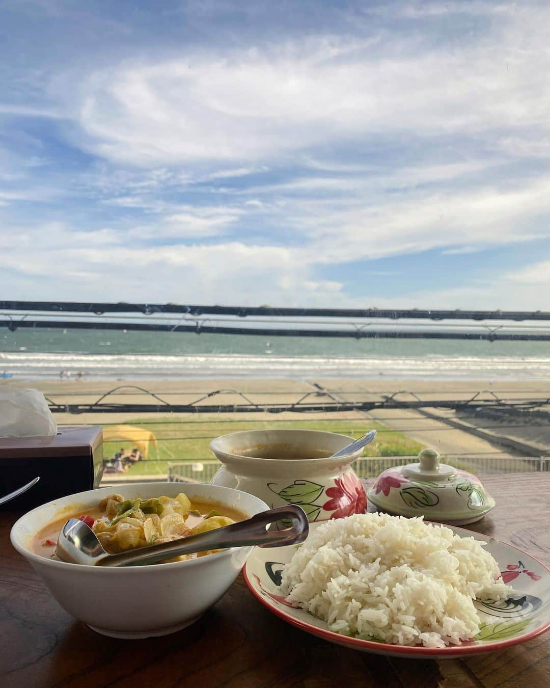 クレイトン愛さんのインスタグラム写真 - (クレイトン愛Instagram)「これまで食べたタイ料理でNo. 1！！🙏🇹🇭 美味しすぎて感動したこちらのお店は、 鎌倉長谷にある「タイ料理889」さん👨🏻‍🍳 ・ Googleマップで見つけて ふらっと入ったら、 メニューの写真で100%美味しいと確信。 食べてみたら 「料理長ー！！」と叫びたくなるほど 美味しかった、、😩❤️ 本気のコップンカーでした🤝 ・ すべてのメニューを制覇するために 鎌倉通うぞ👨🏻‍🍳 ・ ナイスビューなので、 皆さんも長谷に来たときはぜひ☺️🫶 ・ ・ ・ #あいメイク #メイク #コスメ #ビューティー #オーガニック #ナチュラルコスメ #スキンケア #マスク荒れ #乾燥対策 #私服 #コーデ  #タイ料理 #タイ料理屋 #鎌倉 #長谷  #鎌倉グルメ #鎌倉ランチ  #makeup #cosmetics #beauty #skincare」9月1日 16時58分 - clayton_ai