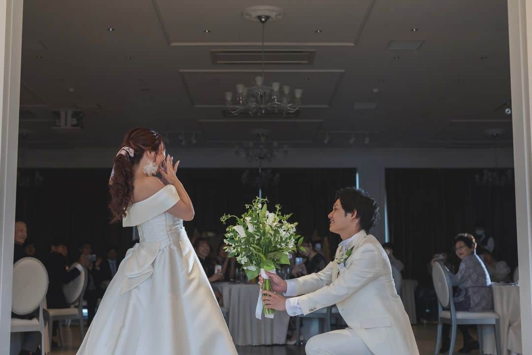 のインスタグラム：「・  HappyWedding♡  新郎様からのサプライズ・・・♡  #ラヴィマーナ神戸 #プレ花嫁 #結婚準備 #結婚式準備 #神戸結婚式場 #大阪結婚式場 #式場探し #カップルレポート #リゾートウェディング #オリジナルウェディング #ナチュラルウェディング #ガーデンウェディング #ロケーションフォト #前撮り #フォトウェディング #海が見えるチャペル #海が見える結婚式場 #エスクリ花嫁 #ravimanakobe #ravimana#wedding #marry #resort #resortwedding #届かない想いはない #dlw#ラグナプリエ#lagunaprie」