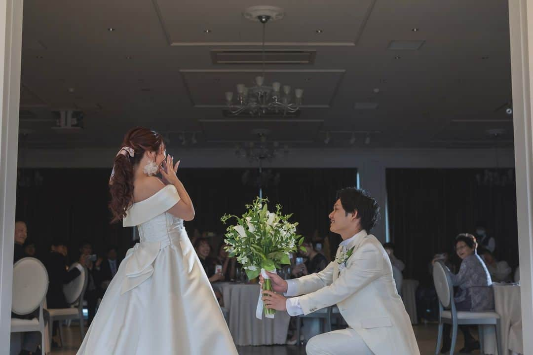 17人をフォロー中 【結婚式場】ラヴィマーナ神戸ウエディングのインスタグラム：「・  HappyWedding♡  新郎様からのサプライズ・・・♡  #ラヴィマーナ神戸 #プレ花嫁 #結婚準備 #結婚式準備 #神戸結婚式場 #大阪結婚式場 #式場探し #カップルレポート #リゾートウェディング #オリジナルウェディング #ナチュラルウェディング #ガーデンウェディング #ロケーションフォト #前撮り #フォトウェディング #海が見えるチャペル #海が見える結婚式場 #エスクリ花嫁 #ravimanakobe #ravimana#wedding #marry #resort #resortwedding #届かない想いはない #dlw#ラグナプリエ#lagunaprie」