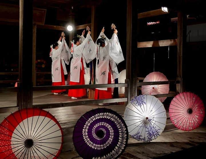 和みわかやまのインスタグラム：「. 8/20、中部の広川町にある廣八幡宮で行われた七夕祭🎋暗闇の中で巫女さん達が舞を披露する姿は、幻想的ですね😌🙏  📷：@shintani_358_akira 📍：有田・日高エリア 広川町  和歌山の写真に #nagomi_wakayama のハッシュタグをつけて投稿いただくと、その中から素敵な写真をリポストします😉 . . . #和歌山 #和歌山観光 #和歌山旅行 #わかやま #和みわかやま #wakayama #wakayamajapan #wakayamatrip #wakayamatravel #nagomi_wakayama #wakayamagram #広八幡宮 #七夕祭 #巫女舞 #巫女 #夏祭り #shrine #japanesefestival #summerinjapan #japanaesetradition #旅行 #国内旅行 #旅行好きな人と繋がりたい #観光 #travel #trip #travelgram #japan #travelphotography」