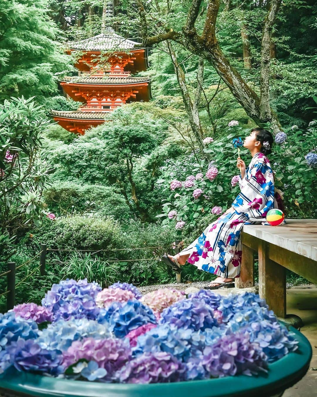 旅行メディア・じゃらん〈公式〉さんのインスタグラム写真 - (旅行メディア・じゃらん〈公式〉Instagram)「🎊フォトコンテスト結果発表🎊 . 2023年6月2日～2023年7月9日にじゃらん公式Instagram(@jalan_net)にて開催された「行ってよかった京都」フォトコンテストの受賞者を発表します。 ご応募いただいたみなさま、本当にありがとうございました。 . . ━━━━━━━━━━━━━━━ 📌１枚目 ＜最優秀賞＞麗しい京の秋で賞 @toshihiro7183 ［選定コメント］鮮やかな紅葉とエメラルドグリーンの保津川のコントラストが美しい1枚。ずっと眺めていたくなる、秋の京都の風景です。 ［ロケーション］嵐山 . 📌２枚目 ＜優秀賞＞しっとり京都賞 @ri_chan_t ［選定コメント］ 山の中のお寺に佇むしっとりとした雰囲気が風情たっぷり。華やかな紫陽花に惹き込まれるような写真です。 ［ロケーション］岩船寺 . 📌３枚目 京の冬化賞（ふゆげしょう） @yukihiro_kyoto.photo ［選定コメント］冬化粧をまとった嵐山は、はっと息をのむような美しさ。冬の凛とした空気に心が洗われるような、京都の冬絶景です。 ［ロケーション］嵐山 . 📌４枚目 どこまでも続くで賞 @sada_mtk ［選定コメント］深緑に包まれ、どこまでも続いていきそうな線路の風景は、ノスタルジックな旅情を誘います。目から癒やされる、初夏ならではの絶景です。 ［ロケーション］蹴上インクライン . 📌５枚目 京の彩り賞 @k_kiwi_t_ ［選定コメント］色とりどりの紫陽花があふれだすような光景が目の前に広がります。鳥居と鮮やかな緑とのコラボで、より一層趣を感じる空間に。 ［ロケーション］柳谷観音 楊谷寺 . ━━━━━━━━━━━━━━━ ※選考時点での情報です ※画像サイズの関係で一部トリミングしています。実際のお写真はぜひじゃらん本誌でご覧ください。 . . 賞の結果は、9/1発売の「じゃらん10月号（関東東北版・東海版・関西中国四国版・九州版）」に掲載中です。 ご応募いただいたみなさま、本当にありがとうございました😃 . . . . #フォトコン #フォトコンテスト #コンテスト #じゃらん #休日 #おでかけ #観光 #観光地 #観光スポット #旅行 #旅行好きな人と繋がりたい #旅行好き #カメラ女子 #カメラ男子 #写真好きな人と繋がりたい #ファインダー越しの私の世界」9月1日 17時00分 - jalan_net