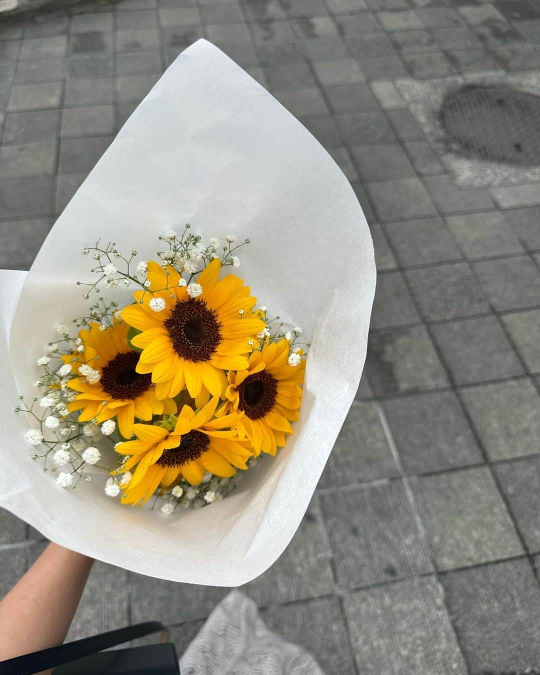 水田あゆみのインスタグラム：「人生の転機の話をしたくなりました🌻  ホステスの頃は、自分のバースデーイベントは必ずお店中を向日葵いーっぱいに飾っていただいてました☺️  向日葵を見るといつも思い出す、 あの華やかな夜の世界🌉  18歳から28歳までの10年間、本当に色んな事があったなぁ☺️ たくさん乗り越えてきたな。  ひとりの人間として、女性として、 私を育ててくれた場所。  がしかし、自分が最も大きく成長できたのはここからだった💡というお話。  ホステスを卒業してから参加したバチェラー🌹 （最後まで読んでね） 他19人の参加女性たちをみて、なんて気遣いのできない自己中心的な女の子たちなんだろうと思ったのが第一印象。笑  ホステスの世界にしかいなかった私はそう思ってしまったんですよね😂  でも一緒に過ごすうちに、 どんどんみんなに魅了されていって、最終的には憧れるようになるんです。  （あら不思議！なぜ？） 身を置く環境が違うとこんなにも違う人間になるんだということを、この旅の中で嫌でも知らされることに😂  みんな自分の意思や意見がしっかりあって、 やりたい事があって目標があって、 考え方がすごい今風というか男女平等でしょみたいなとこもあって、嫌なものは嫌とはっきりしてた。  それに比べて私は、男性のお客様が王様みたいなところで育って、相手ファーストで何事も考え行動し、人に合わせて、辛い時も辛いと言えず無理して笑顔をして。  （あれ、すっごい対象的）  そこでふと私には自分がないってことに気づくんです。  私って、自分のことずっと後回しにして生きてきたんだって気付かされたんですよね😂  ゴルフもママに始めなさいと言われて、仕事に繋がると思って始めただけで、プライベートで行くかといったら全く行かないのでそこまで好きではなかったんだろうな🤣  趣味だと思ってたことすら趣味ではなかったという、笑  バチェラーのみんなは自分が何者なのかとても明確で、自分の考えや好きなものとか嫌いなものがハッキリしてたけど、私は自分自身のこと何も知らなかった。。  だからバチェラーのみんなに出会って本当人生変わったくらい、すんごい良い影響を与えてもらえたんです✨  みんなは自己中なんかじゃなくて、自分ファーストだったんだ！って。  そこから自分は何が好きなんだろう？ 何をやりたいだろう？って 自分のこともっと知りたい！と思うようになり、それを叶えてく中でどんどん自己肯定感も上がっていって、人生がより面白くなったんです😊  自分の意見ややりたいことをちゃんと言えるようになってから、それを受け入れてくれるみんなの優しさをより感じられるようになって感謝したり、  んーなんか言語化するの難しいけど、 いままで付き合ってきた恋人とかもすんごい亭主関白だったりオレ様な人が多かったんだけど、 それも変わってきて、私を受け入れてくれるめーっちゃ優しい人と付き合えるようになってきたんだよね💡不思議！  今は神様のような優しい夫がいるし☺️  自分が変わって、付き合える人も変わった。 人の顔色を伺い、常に先回りして行動して他人のために生きてしまっていたな。 これからは自分を生きてあげようって思いました。 自分で自分を幸せにしてあげなきゃって😊  すんごい話がどんどんズレてこんなに長くなっちゃったけど、 人生の大きな分岐点というものが自分にとって良いように働き、数年前とは想像もつかないほど全く違う自分で、人生を歩んでいると思う💡  みんなも大きな人生の転機ってあるかな❓ 自分を大きく変えたり人生を変えるほどの。  色んな"自分"を見てきたけど、私は今の自分が一番好きかな☺️（着地） どこにも逃げられないあの共同生活の中で、いやでも向き合わなきゃいけない環境だったから、深く理解しここまで変われたのかな💡  バチェラーにも、バチェラーで出会ってくれたガールズたちにも、人生最大の感謝をしています。  #人生の転機」