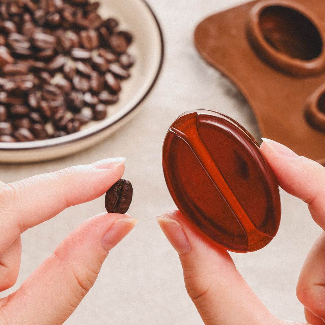UCC上島珈琲さんのインスタグラム写真 - (UCC上島珈琲Instagram)「. ＼巨大コーヒーグミ作ってみた👩‍🍳／ コーヒーもグミも好きな人は「🌈」をコメントしてね✍  バイト先の店長に教えてもらったんだけど、9月3日は #グミの日 なんだって！ せっかくだからコーヒを使って、グミ作りに挑戦♪ そうだ💡コーヒー豆型の巨大グミにしちゃおう😛  本物のコーヒー豆と比べたらこんなに大きいし、みんなびっくりすること間違いなし😤 もうすぐお父さんも帰ってくる頃だし、これで驚かすぞ～～！！  今度は他の味にもチャレンジしてみようかな🤍  ┈┈┈┈┈┈┈ ❁ ❁ ❁ ┈┈┈┈┈┈┈┈  ＼オトナも嬉しい、ほろ苦オヤツ🌟／  味わいはもちろんのこと、食感も幅広いグミは 子供から大人まで人気のお菓子ですよね♪ 「お家で作れるの？」と思う方も多いと思いますが、実は簡単に作れるんです👏  型も様々なので、これを機に挑戦してみてはいかがでしょうか❓ 詳しいレシピは「UCC マガジン コーヒーグミ」で検索してみてくださいね🔍 ​ https://mystyle.ucc.co.jp/magazine/a_9965/  ┈┈┈┈┈┈┈ ❁ ❁ ❁ ┈┈┈┈┈┈┈┈  みなさんのコーヒーを使ったアレンジレシピも#UCCのおいしい事実 をつけて教えてくださいね👂  #豆村さんち #豆村さんちの長女 #コーヒーグミ #グミ #グミの日 #アレンジレシピ #アレンジコーヒー #ブラックコーヒー #ホットコーヒー #アイスコーヒー #コーヒー #コーヒータイム #家淹れコーヒー #コーヒーのある暮らし #コーヒー好きな人と繋がりたい #コーヒー大好き #コーヒー豆 #コーヒー部 #coffee #ucc #ucc上島珈琲 #uccコーヒー」9月1日 17時00分 - uccueshimacoffee