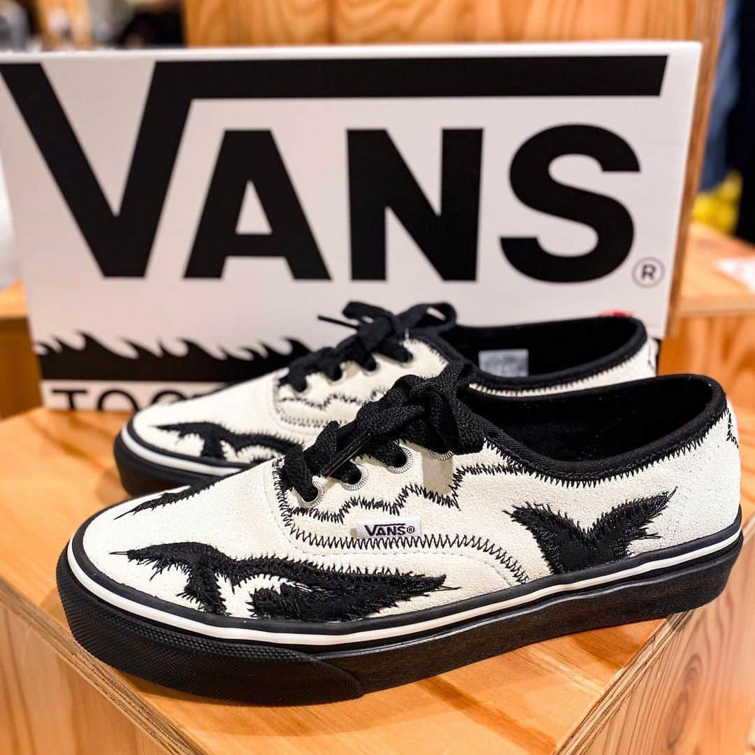 HANKYU.MODEさんのインスタグラム写真 - (HANKYU.MODEInstagram)「. TOGA × VANS 9/1 RELEASE！ At 3F MODE  「TOGA × VANS」コラボレーションアイテムが本日発売スタート。  「VANS(ヴァンズ)」と「TOGA(トーガ)」の3年ぶりとなるコラボは、VANSの代表モデル・AUTHENTIC(オーセンティック)をベースにTOGAのアイコニックなウエスタンモチーフをステッチで施したスニーカーとスエットシャツの2型をリリース。  オフホワイトのスエードのアッパーに、ウエスタンモチーフの鳥をジグザグステッチで重ねたスニーカーと同様の柄を織り込んだホワイト、ブラックの靴下2ペアがオリジナルデザインのボックスにセット。  Page1-2 Sneaker VANS SP (靴下2ペア付き) 27,500円 Size：23～27cm  Page5-6 Sweat shirt VANS SP  16,500円 Size：Sのみ  ※商品は、おひとり様 各品番各一点までの販売とさせていただきます。 ※在庫は変動する場合がございます。予めご了承くださいませ。  詳しくはプロフィールURLをチェック！@hankyumode  #togavans #トーガヴァンズ #hankyumode #hankyu #阪急うめだ本店 #阪急本店 #うめはん #ファッション  #hankyumode23aw #hankyumode23awshoes #shoes #sneakers #コラボアイテム #シューズ #スニーカー #toga #トーガ #vansauthentic」9月1日 17時00分 - hankyumode