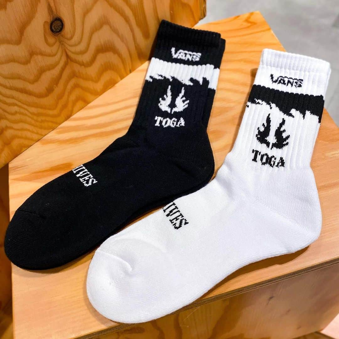 HANKYU.MODEさんのインスタグラム写真 - (HANKYU.MODEInstagram)「. TOGA × VANS 9/1 RELEASE！ At 3F MODE  「TOGA × VANS」コラボレーションアイテムが本日発売スタート。  「VANS(ヴァンズ)」と「TOGA(トーガ)」の3年ぶりとなるコラボは、VANSの代表モデル・AUTHENTIC(オーセンティック)をベースにTOGAのアイコニックなウエスタンモチーフをステッチで施したスニーカーとスエットシャツの2型をリリース。  オフホワイトのスエードのアッパーに、ウエスタンモチーフの鳥をジグザグステッチで重ねたスニーカーと同様の柄を織り込んだホワイト、ブラックの靴下2ペアがオリジナルデザインのボックスにセット。  Page1-2 Sneaker VANS SP (靴下2ペア付き) 27,500円 Size：23～27cm  Page5-6 Sweat shirt VANS SP  16,500円 Size：Sのみ  ※商品は、おひとり様 各品番各一点までの販売とさせていただきます。 ※在庫は変動する場合がございます。予めご了承くださいませ。  詳しくはプロフィールURLをチェック！@hankyumode  #togavans #トーガヴァンズ #hankyumode #hankyu #阪急うめだ本店 #阪急本店 #うめはん #ファッション  #hankyumode23aw #hankyumode23awshoes #shoes #sneakers #コラボアイテム #シューズ #スニーカー #toga #トーガ #vansauthentic」9月1日 17時00分 - hankyumode