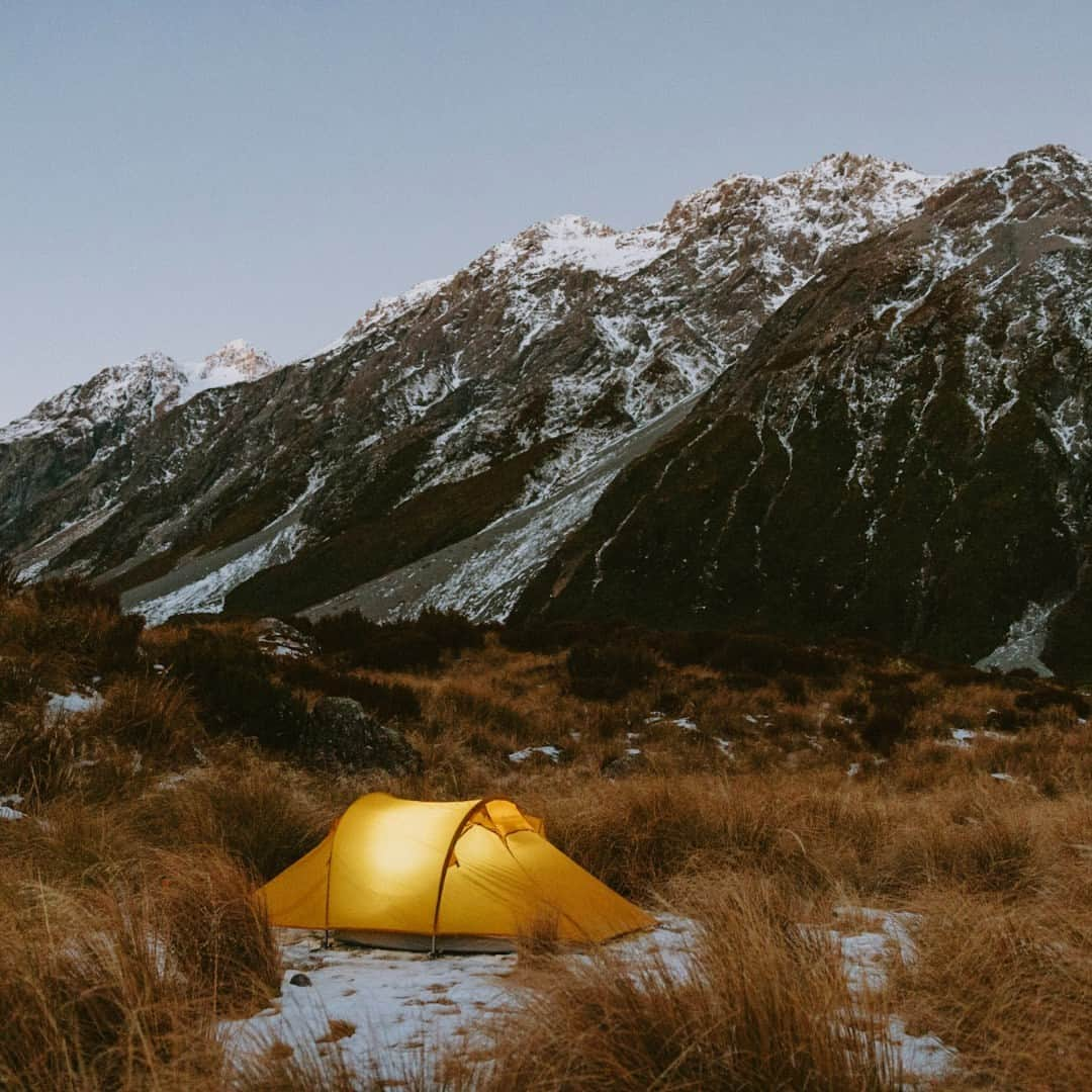 マックパックさんのインスタグラム写真 - (マックパックInstagram)「Sunshine, snow, and sweet-tasting glacier ice only mean one thing: happy spring, explorers. We're heading into a new season of adventure, so what does that mean for your expeditions? Your packing, planning, and forecasting might need an adjustment. We've detailed all the new spring quirks to consider in a blog, link in bio.」9月1日 17時02分 - macpac