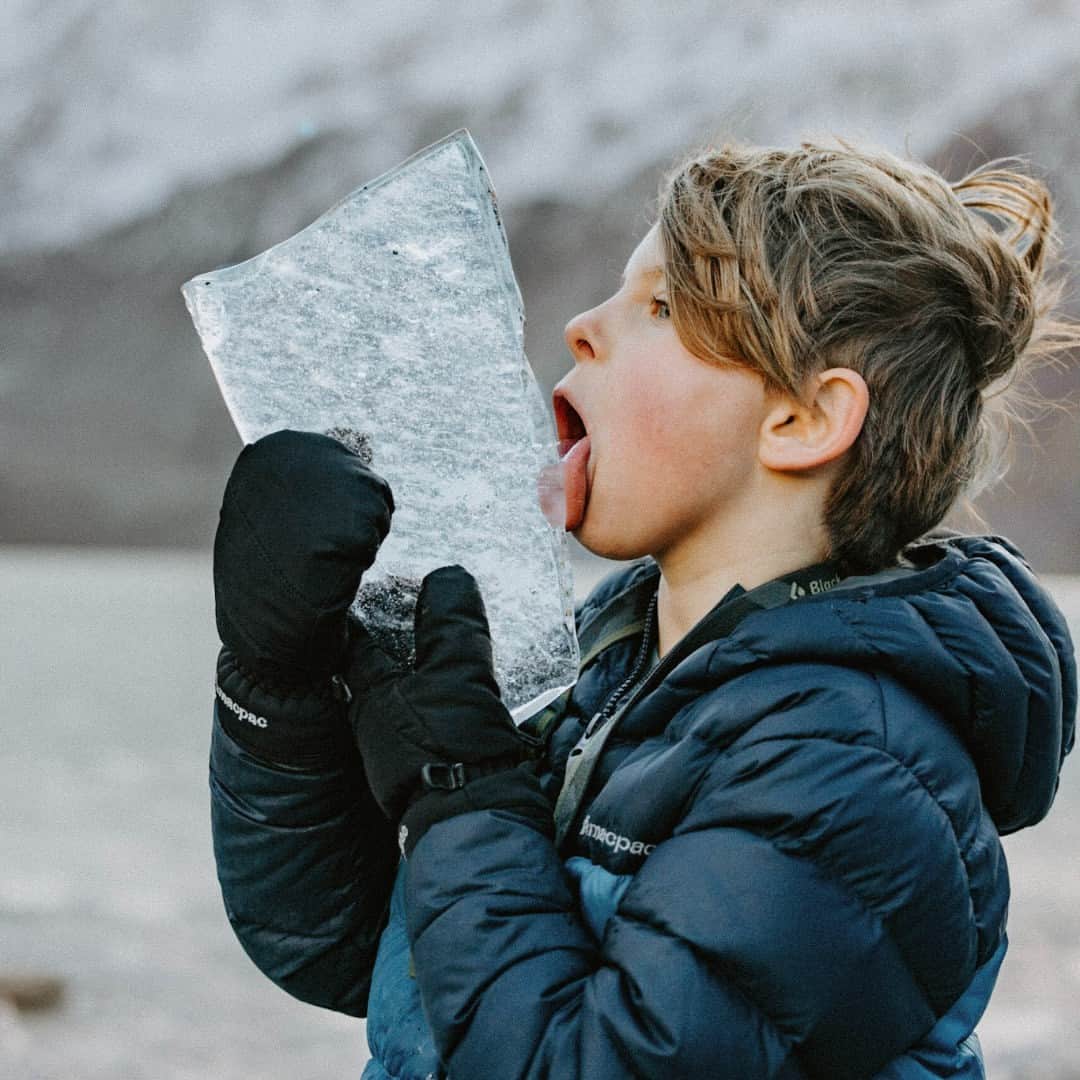 マックパックのインスタグラム：「Sunshine, snow, and sweet-tasting glacier ice only mean one thing: happy spring, explorers. We're heading into a new season of adventure, so what does that mean for your expeditions? Your packing, planning, and forecasting might need an adjustment. We've detailed all the new spring quirks to consider in a blog, link in bio.」