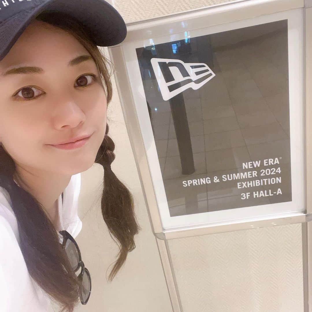 彼方茜香のインスタグラム：「ニューエラ♥ 春夏の展示会に行ってきました🧢 キャップ好きとしては夢の空間〜✲*ﾟ いくつあっても困らないキャップ! 靴下もウエアも欲しいの見つけた♪ 前回ゴルフ用キャップオーダーしたやつが最近届きました☝️✨️ 秋冬の新作はどんどん店頭に並んできてるシーズンなので☑️  #ニューエラキャップ   #ニューエラ女子   #NEWERA  #neweracap   #1人で何個試着しただろう  #帽子大好き」