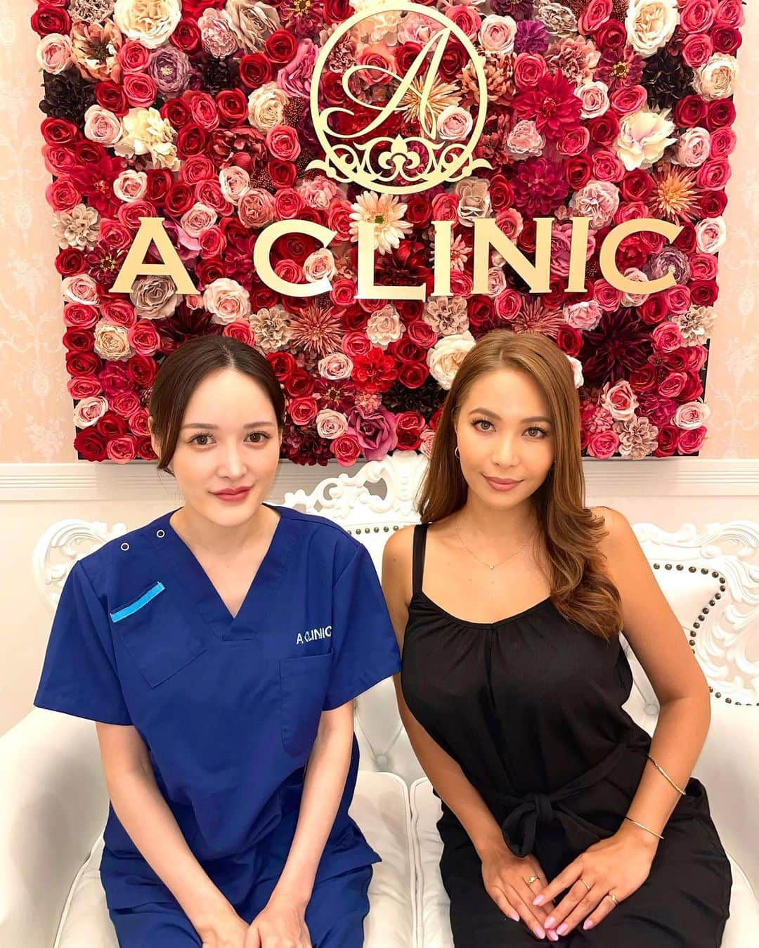 エリカ・セイラさんのインスタグラム写真 - (エリカ・セイラInstagram)「Aクリニック池袋院　@a_clinic_ikebukuroで木家佑理子先生 @aclinic_kiya に目の下の膨らみ取りをしてもらったよ🩵  最近、目のクマが目立つようになってきてて、写真を撮られた時に特に気になってたから、思い切って挑戦してみた！  施術直接から、目の下の膨らみがスッキリしてるのがわかって嬉しい🩵 木家先生はとっても美人でお肌もピカピカだし、こんな綺麗な先生に施術してもらえるのは、心強かった🩵 最初は少し緊張していたけど、スタッフさんも優しくてフレンドリーだし、クリニックのインテリアかわいくて、ワクワクしてた🩵  二重アゴも気になるから、顎下の脂肪吸引も興味あるな〜🩵  #目の下のふくらみとり#目の下のクマ #目の下の脂肪 #クマ取り #クマ治療 #aclinic #aクリニック #エークリニック#aclinic銀座 #aclinic横浜 #aclinic新宿 #aclinic名古屋 #aclinic大阪#aclinic池袋#aclinic福岡 #aclinic仙台 #美容外科 #美容皮膚科 #木家佑理子」9月1日 17時02分 - erica_sarah_