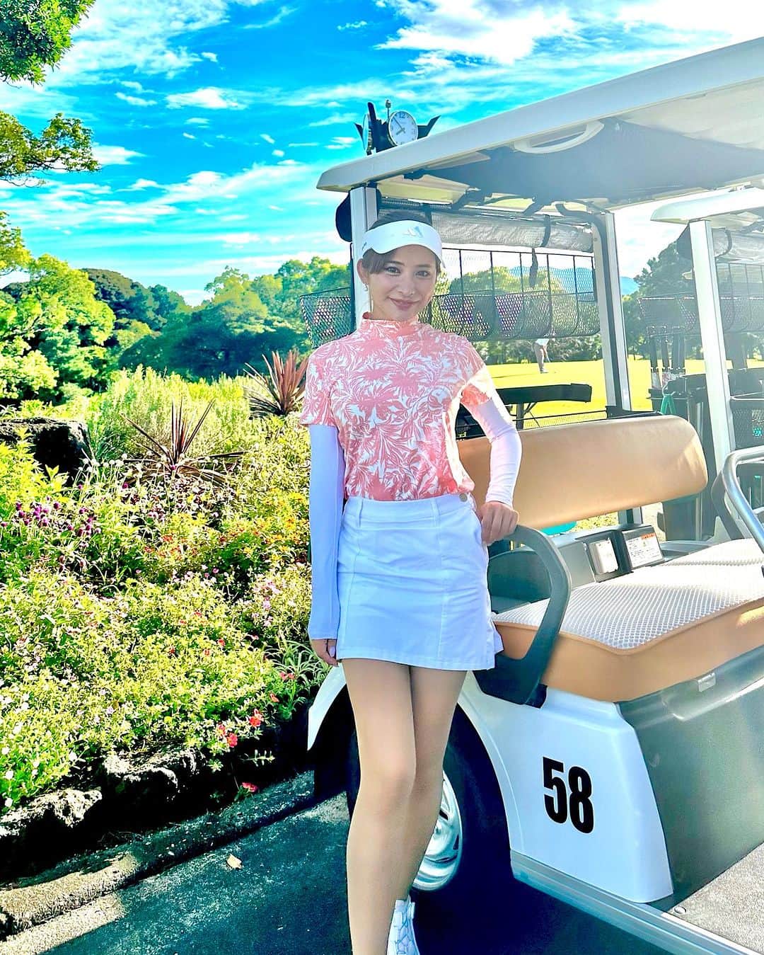 YUKAさんのインスタグラム写真 - (YUKAInstagram)「はにゃ。 たまたま似たポーズ✨笑  いつも綺麗に手入れされている花壇がお出迎えしてくれる☺️🌷🌷 #伊都ゴルフ倶楽部   あと茶店で買えるネクターが好き🍑  もう9月だね🌝🌃  #golf#golfwear#golfer#高尔夫球#福岡ゴルフ#九州ゴルファー#ゴルフ#ゴルフ好き#ゴルフコーデ#ゴルフウェア#ゴルフ女子#ゴルフ好きな人と繋がりたい」9月1日 18時05分 - yuka_golf_glam