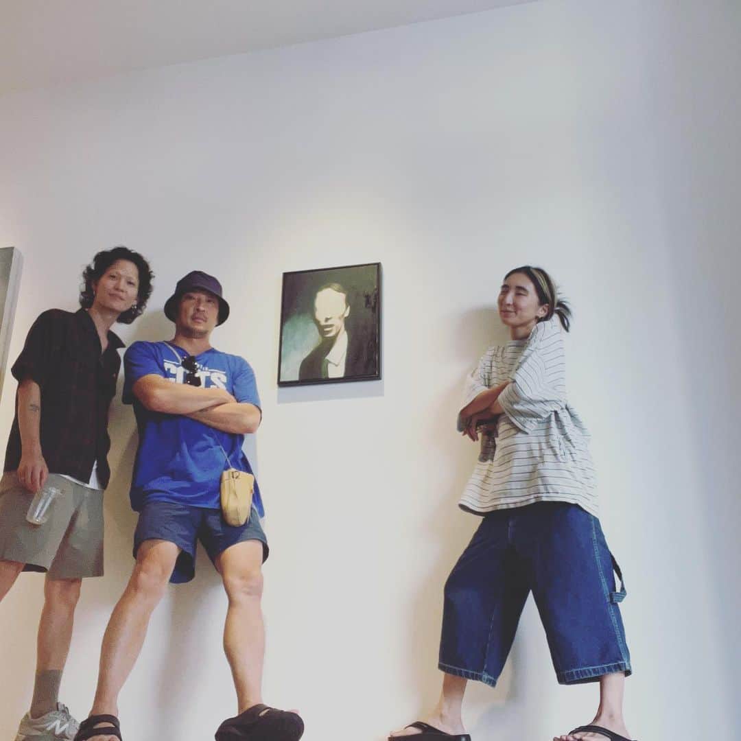 若旦那のインスタグラム：「再びジュンくんの個展へ。  レセプションは人が多すぎたので、ゆっくり見たいと思って来ました。 やっぱり好きなものを好きというのが芸術の本質なんでしょうね、 ジュンくんの好きがめちゃくちゃ詰まってました。 あれこれマーケティングばかりする世の中ですが、そんなものより自分の好きを一番大事にしていきたいなと思いました。」