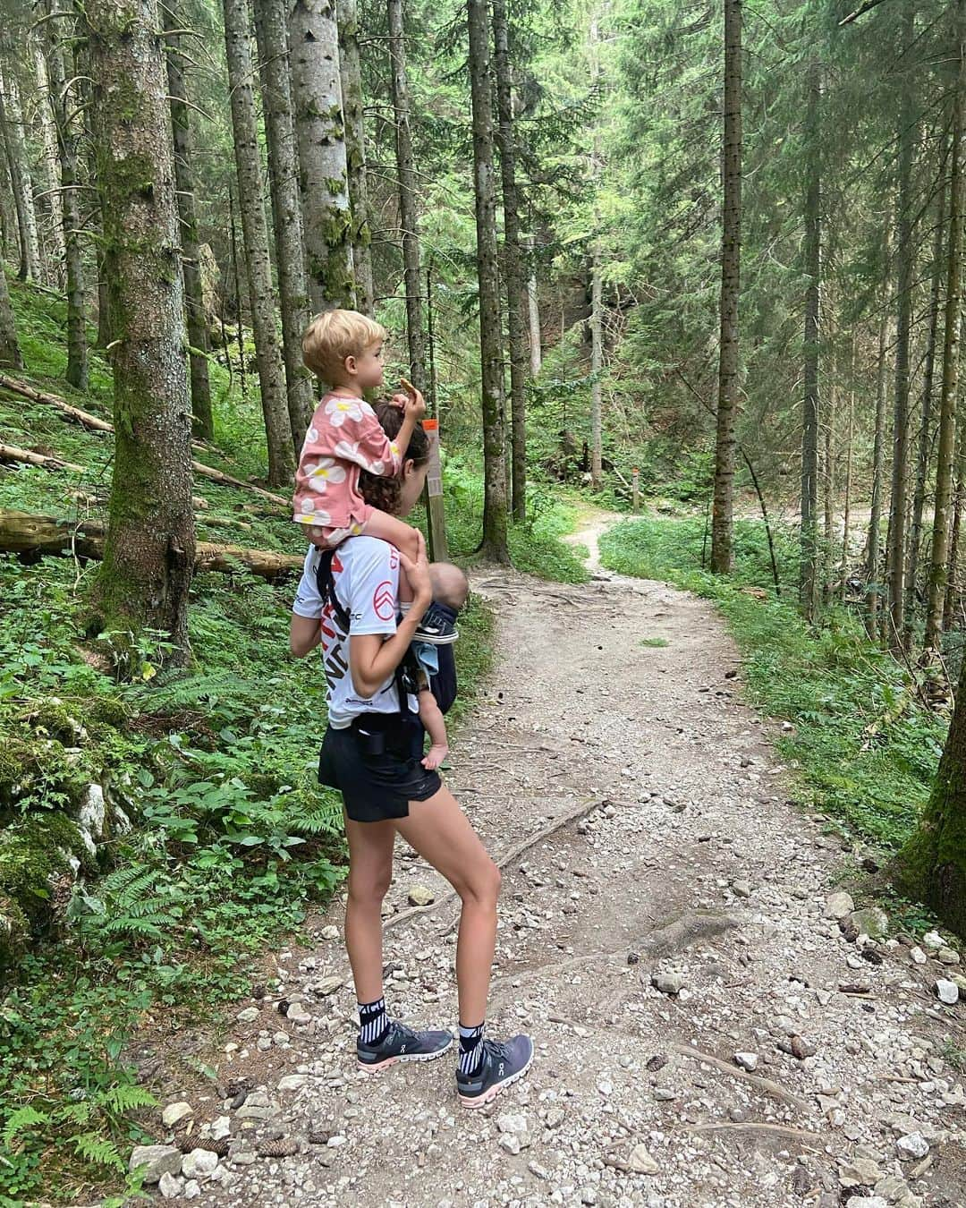 ポーリーヌ・オアロさんのインスタグラム写真 - (ポーリーヌ・オアロInstagram)「Maman chameau 🐫  A la découverte du Vercors.   — I started running again but still need to work ++ on the pelvic floor.  To anyone concerned : be careful with baby carriers.」9月1日 17時12分 - paulinehoarau