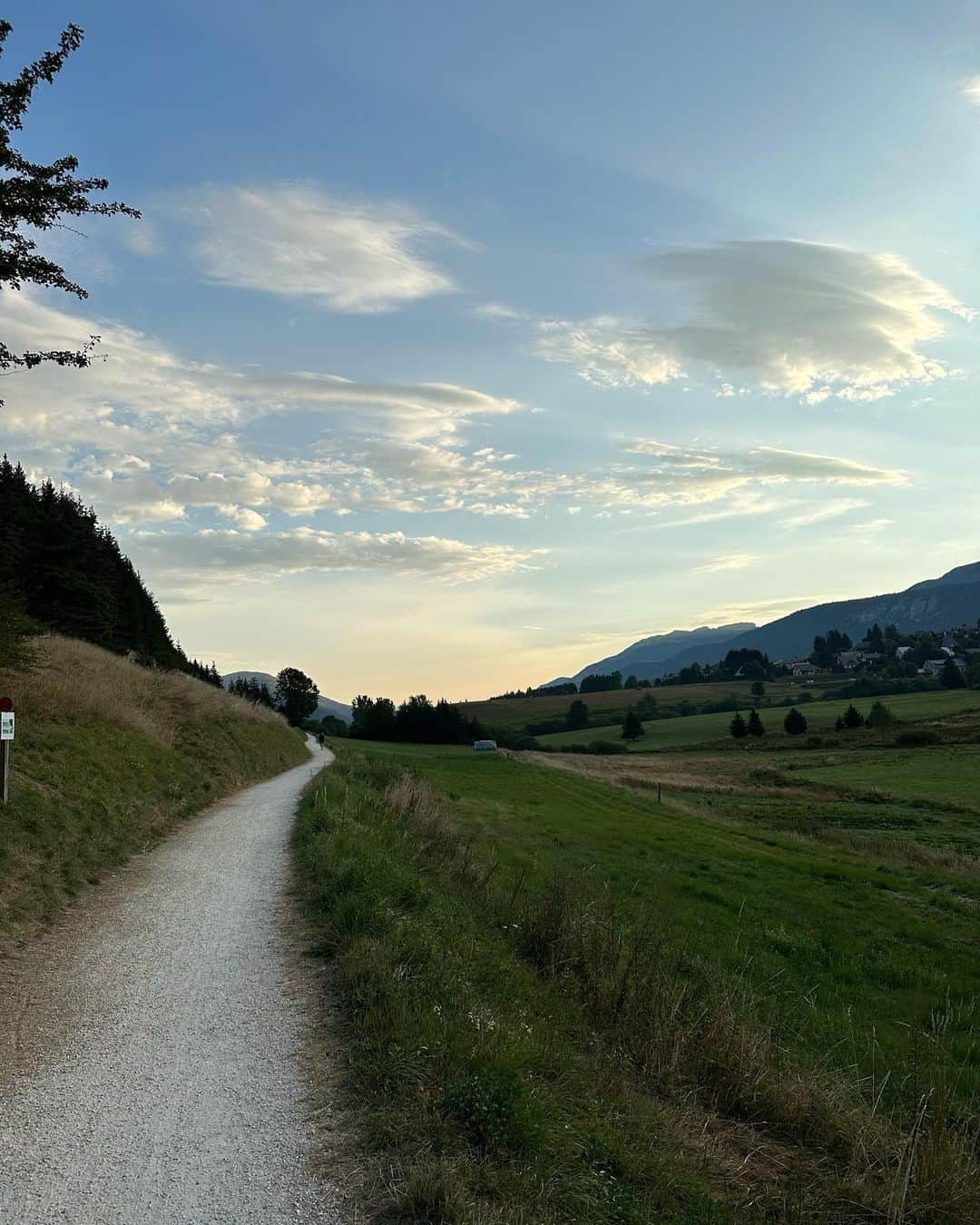 ポーリーヌ・オアロさんのインスタグラム写真 - (ポーリーヌ・オアロInstagram)「Maman chameau 🐫  A la découverte du Vercors.   — I started running again but still need to work ++ on the pelvic floor.  To anyone concerned : be careful with baby carriers.」9月1日 17時12分 - paulinehoarau