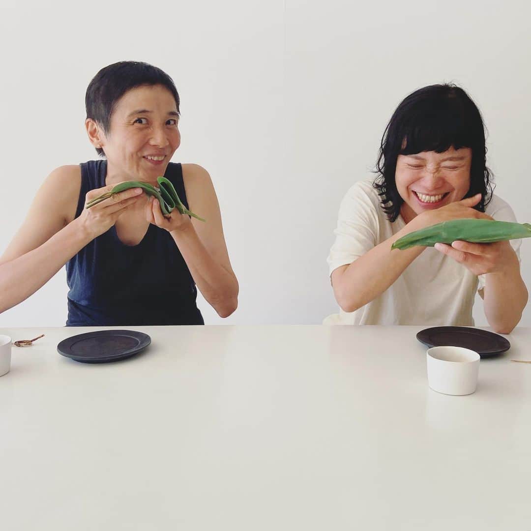 渡辺有子のインスタグラム：「『&premium』連載撮影。いつも愉快なおふたり、暑い夏も元気です🌞暑いけど、もう冬の撮影でした⛄️  あっという間に月日が過ぎていきますね。一日一日を大切に…ふたりのように笑顔を、そして心地よいことを積み重ねていきたいです。」