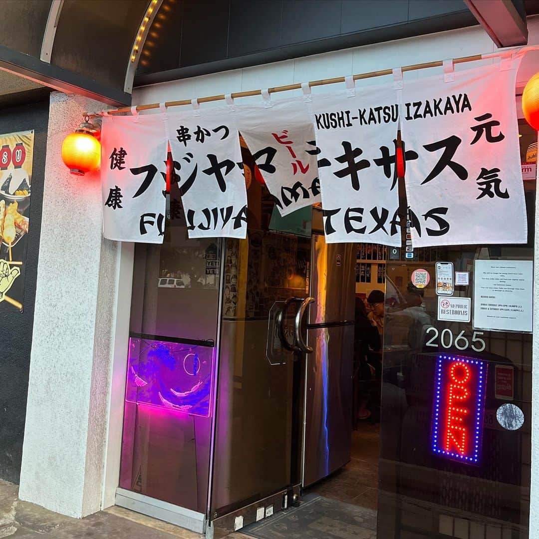 間瀬ゆきのインスタグラム：「フジヤマテキサスが9/1からランチをスタート🫶 @fujiyama_texas_hawaii   すでに朝食も7時～やってるんですが、 9/1からは11時～ランチが始まりますー✨ ランチはとんかつとかもあって、大満足の内容🥹✨ しかも、キンキンに冷えたビールが飲めて最高🍺 (なんなら朝から飲めるよ🙌)  夜も大好きなんだけど、 朝食＆ランチも最高すぎて ハワイ住んでる方、 本気でみんな行った方がいいよ🥹🫶🫶🫶 心の底からオススメします🩷  写真📷 2枚目：カツカレーうど卵とじ（ランチ） 3枚目：おろしポン酢とんかつ定食（ランチ） 4枚目：明太アニポケ丼定食（ランチ） 6枚目：串カツ 7枚目：豚汁定食（朝食）  #フジヤマテキサス #fujiyamatexas  #hawaii #ハワイ」