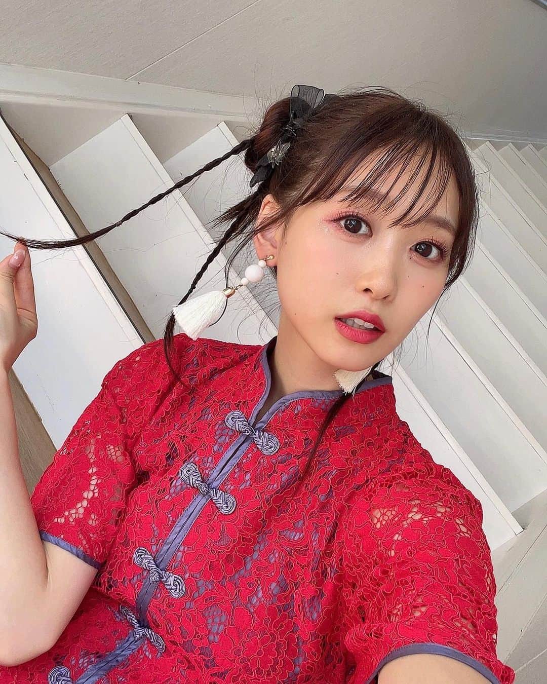芹澤優のインスタグラム：「🐼  ツアーグッズ解禁されましたねー！ 今回2種類の芹澤優ちゃんを楽しんでいただけます！  こちらが一つ目の チャイナファイターのゆうちゃんです！！ 赤いワンピと高いヒールで強めのキックとかしてきそうな感じです！！  どれもとってもお気に入りのグッズなので、週末からみんなの手元に届くのが楽しみです❤️‍🩹  ヘアメイク　@1129kotomi  スタイリスト　@masakiusami   #週末からはソロツアーです #まずは仙台 #先制攻撃を決めて見せるぜ #かくごしろ #💥🥊」
