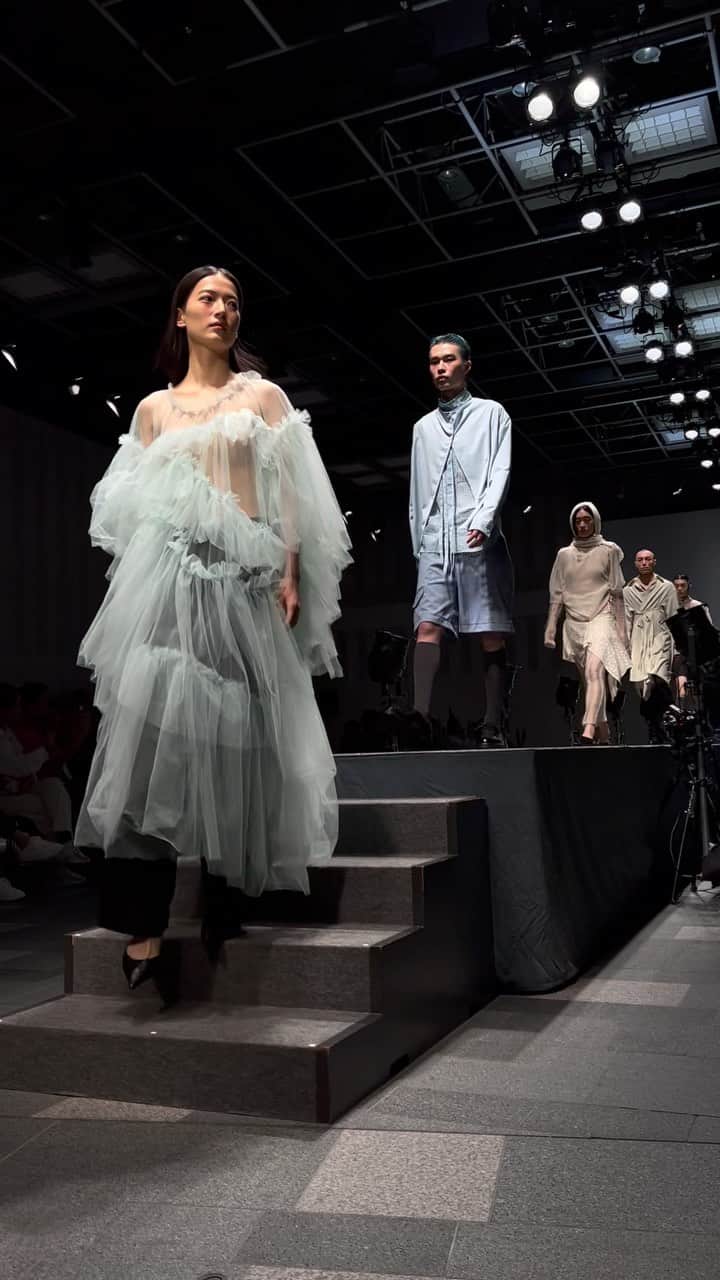 のインスタグラム：「【#WWDJAPAN東コレ取材】台湾出身のデザイナー曾彦維が手がける「アイレンセンス（IRENSENSE）」が2024年春夏コレクションを発表した。 前シーズンに続き不思議の国のアリスの世界を引き継ぎ、今回のコレクションでは映画「アリス・イン・ワンダーランド」からインスピレーションを広げた。  #アイレンセンス#IRENSENSE#RakutenFWT#RFWT#rfw#rfwtokyo#fashionweek#fashionweektokyo#tokyo#rakutenfashionweektokyo#rakuten#fashionweektokyo#fashionshow#fashionrunway#東京#東京コレクション#東コレ#楽天#楽天ファッションウィーク#ファッションショー」