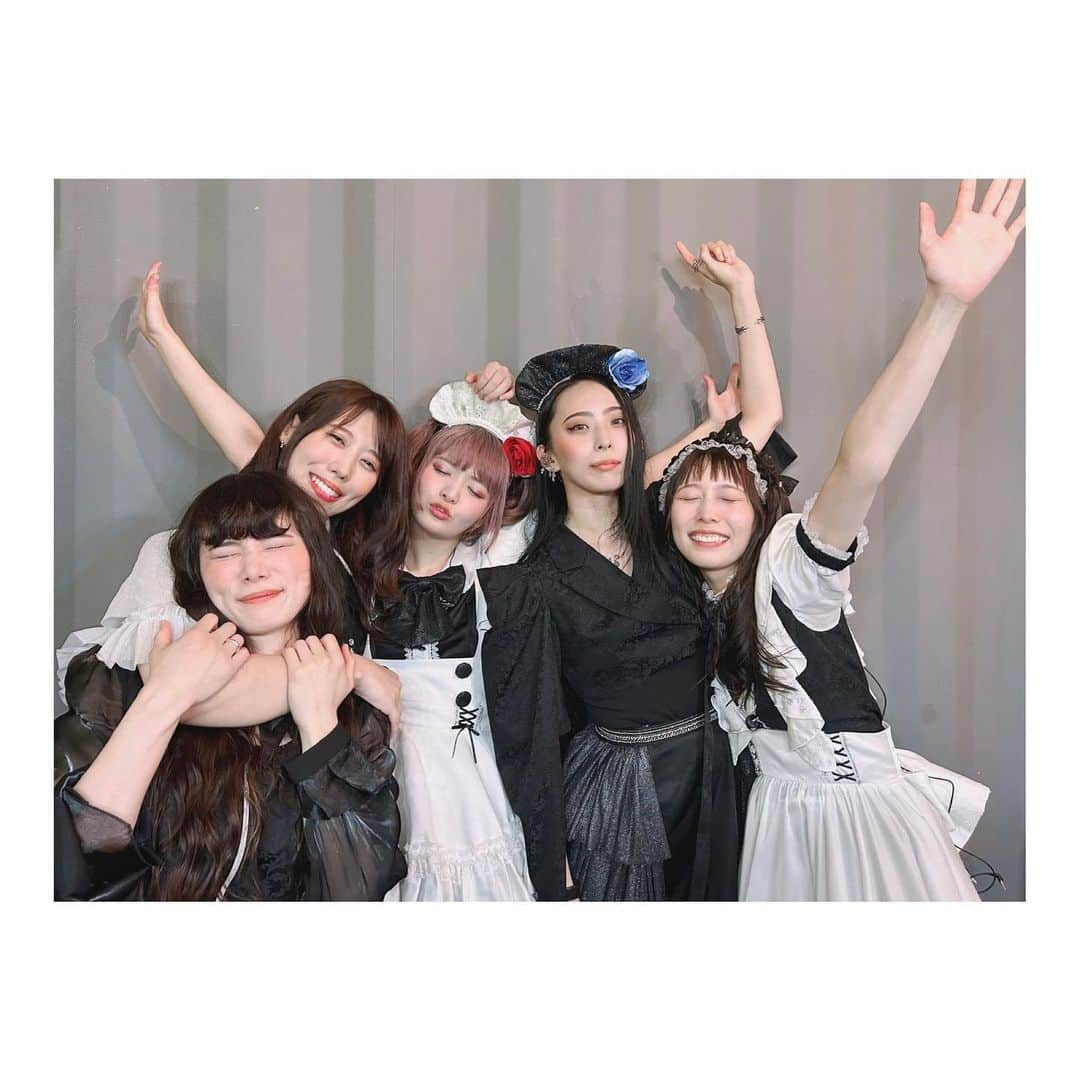 廣瀬茜さんのインスタグラム写真 - (廣瀬茜Instagram)「2023.8.18 "BAND-MAID 10TH ANNIVERSARY TOUR in North America" at PABELLÓN OESTE  Thank you Mexico City! ¡Gracias a todos!  ¡Estuve feliz de regresar a México después de 5 años! ¡Recibí mucha energía de todos ustedes! ¡Fue increíblemente divertido!🔥  ¡Espero con ansias volver a ver a todos! ¡Hasta luego!  I was delighted to return to Mexico after 5 years. Whenever I come here, I'm overwhelmed by everyone's powerful energy and enthusiasm!  We successfully completed the North America tour! To everyone who came to visit us on the tour, thank you very much✨  北米ツアー完走しました！ 5月,8月と長期間のツアーでしたが、あっという間に終わっちゃった。楽しすぎたね。  拙い英語力だけど、全会場でみんなとコミュニケーションがとれてとっても嬉しかったです。優しくて温かいご主人様,お嬢様達に感謝しています。  9月からは国内ツアーが再開。 ツアーファイナルの横浜アリーナまで気合い入れて駆け抜ける！  みんな待っててね☺︎  #bandmaid #Mexico #México #MexicoCity」9月1日 17時11分 - akane_bandmaid