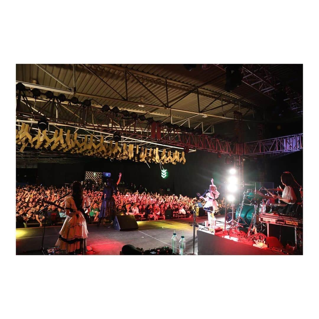 廣瀬茜さんのインスタグラム写真 - (廣瀬茜Instagram)「2023.8.18 "BAND-MAID 10TH ANNIVERSARY TOUR in North America" at PABELLÓN OESTE  Thank you Mexico City! ¡Gracias a todos!  ¡Estuve feliz de regresar a México después de 5 años! ¡Recibí mucha energía de todos ustedes! ¡Fue increíblemente divertido!🔥  ¡Espero con ansias volver a ver a todos! ¡Hasta luego!  I was delighted to return to Mexico after 5 years. Whenever I come here, I'm overwhelmed by everyone's powerful energy and enthusiasm!  We successfully completed the North America tour! To everyone who came to visit us on the tour, thank you very much✨  北米ツアー完走しました！ 5月,8月と長期間のツアーでしたが、あっという間に終わっちゃった。楽しすぎたね。  拙い英語力だけど、全会場でみんなとコミュニケーションがとれてとっても嬉しかったです。優しくて温かいご主人様,お嬢様達に感謝しています。  9月からは国内ツアーが再開。 ツアーファイナルの横浜アリーナまで気合い入れて駆け抜ける！  みんな待っててね☺︎  #bandmaid #Mexico #México #MexicoCity」9月1日 17時11分 - akane_bandmaid