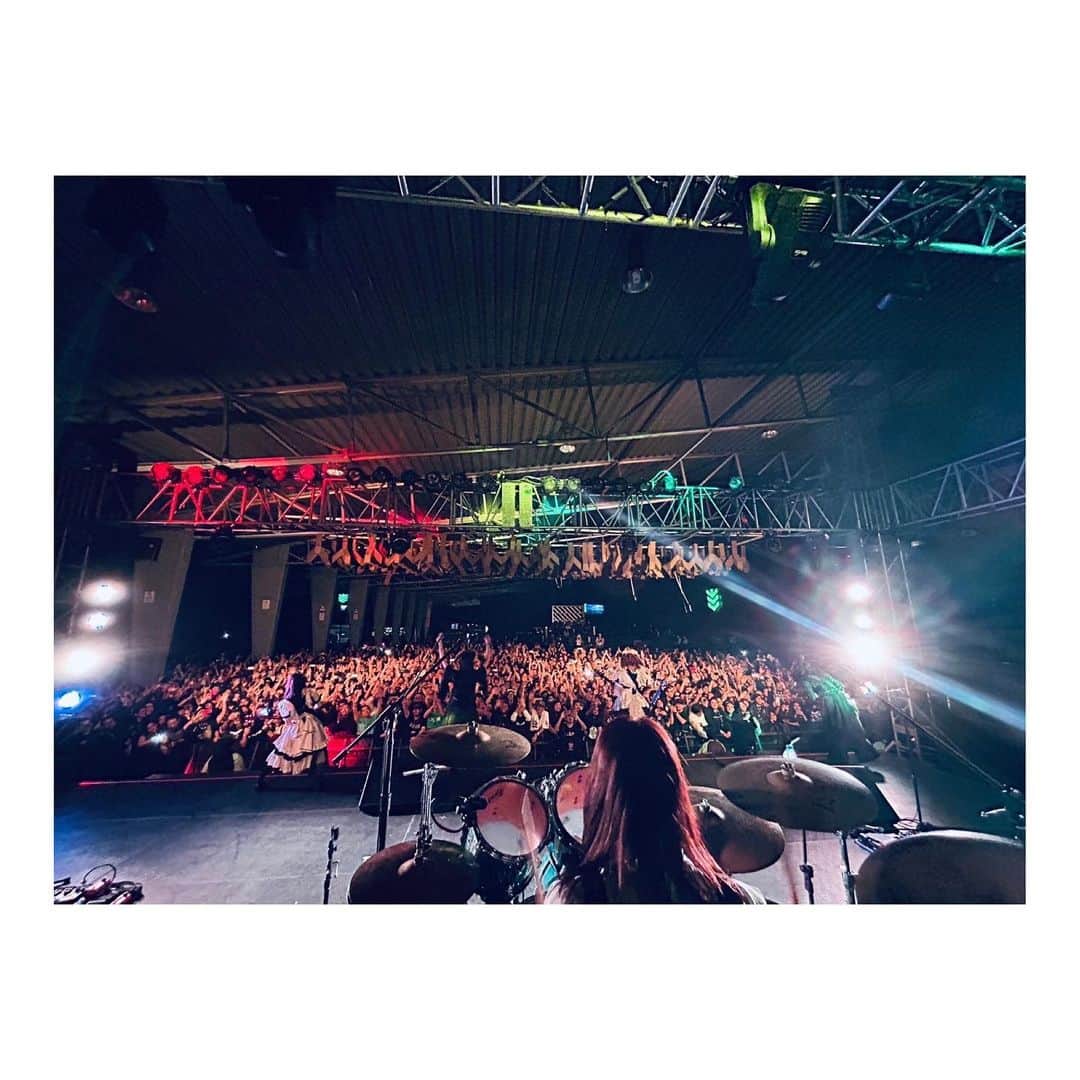 廣瀬茜さんのインスタグラム写真 - (廣瀬茜Instagram)「2023.8.18 "BAND-MAID 10TH ANNIVERSARY TOUR in North America" at PABELLÓN OESTE  Thank you Mexico City! ¡Gracias a todos!  ¡Estuve feliz de regresar a México después de 5 años! ¡Recibí mucha energía de todos ustedes! ¡Fue increíblemente divertido!🔥  ¡Espero con ansias volver a ver a todos! ¡Hasta luego!  I was delighted to return to Mexico after 5 years. Whenever I come here, I'm overwhelmed by everyone's powerful energy and enthusiasm!  We successfully completed the North America tour! To everyone who came to visit us on the tour, thank you very much✨  北米ツアー完走しました！ 5月,8月と長期間のツアーでしたが、あっという間に終わっちゃった。楽しすぎたね。  拙い英語力だけど、全会場でみんなとコミュニケーションがとれてとっても嬉しかったです。優しくて温かいご主人様,お嬢様達に感謝しています。  9月からは国内ツアーが再開。 ツアーファイナルの横浜アリーナまで気合い入れて駆け抜ける！  みんな待っててね☺︎  #bandmaid #Mexico #México #MexicoCity」9月1日 17時11分 - akane_bandmaid