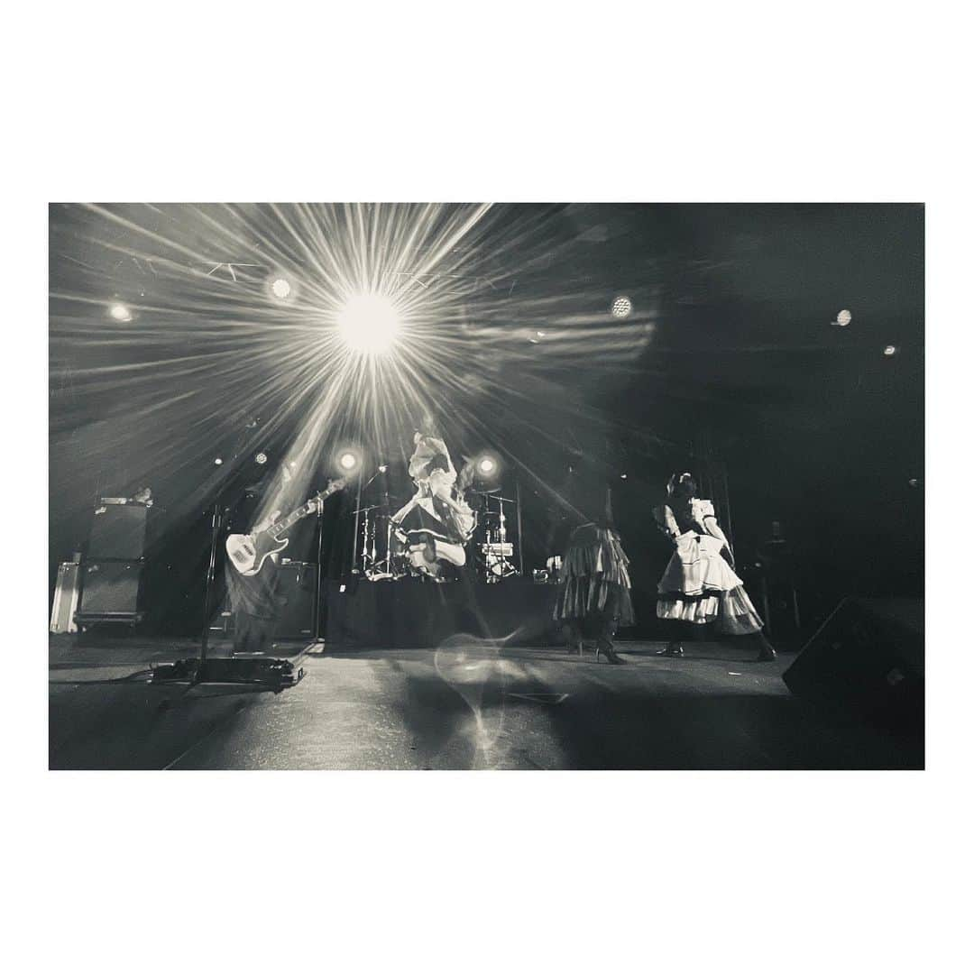 廣瀬茜さんのインスタグラム写真 - (廣瀬茜Instagram)「2023.8.18 "BAND-MAID 10TH ANNIVERSARY TOUR in North America" at PABELLÓN OESTE  Thank you Mexico City! ¡Gracias a todos!  ¡Estuve feliz de regresar a México después de 5 años! ¡Recibí mucha energía de todos ustedes! ¡Fue increíblemente divertido!🔥  ¡Espero con ansias volver a ver a todos! ¡Hasta luego!  I was delighted to return to Mexico after 5 years. Whenever I come here, I'm overwhelmed by everyone's powerful energy and enthusiasm!  We successfully completed the North America tour! To everyone who came to visit us on the tour, thank you very much✨  北米ツアー完走しました！ 5月,8月と長期間のツアーでしたが、あっという間に終わっちゃった。楽しすぎたね。  拙い英語力だけど、全会場でみんなとコミュニケーションがとれてとっても嬉しかったです。優しくて温かいご主人様,お嬢様達に感謝しています。  9月からは国内ツアーが再開。 ツアーファイナルの横浜アリーナまで気合い入れて駆け抜ける！  みんな待っててね☺︎  #bandmaid #Mexico #México #MexicoCity」9月1日 17時11分 - akane_bandmaid