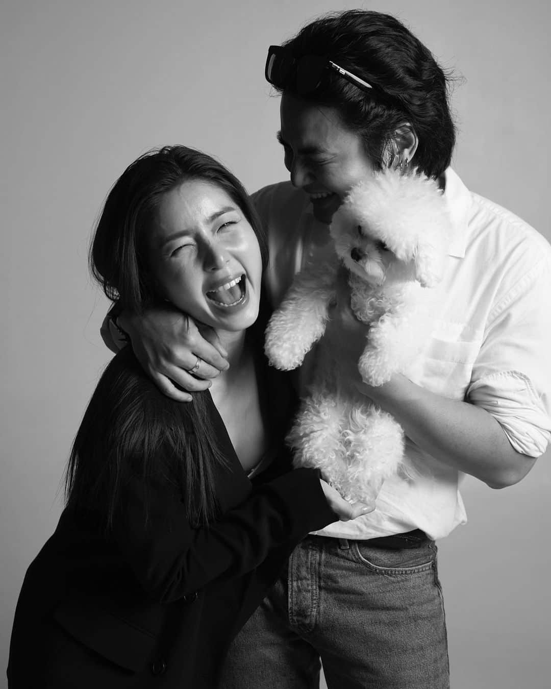GYEON SEOのインスタグラム：「_* MUMMIS THAILAND 🐶 . . ทั้งจีกับพี่ฮั่นกว่าจะได้เจออูยูก็ใช้เวลา 3ปีกว่าค่ะ เพราะฟาร์มต้องสะอาด  มีมาตรฐาน ไม่ใช่แบบโรงงาน น้องต้อง แข็งแรงจริงๆ และ ที่สำคัญพ่อพันธ์ แม่พันธุ์ ต้องแท้เท่านั้น ศึกษาดูหลายๆที่ หลายๆปี กว่าจะเจอที่ถูกใจเราจริงๆค่ะ และใครที่อยาก เลี้ยงอยากให้เจอน้องที่แข็งแรง น่ารัก และ ตรงปกด้วย พี่ฮั่นกับจีก็เลยตัดสินใจจะร่วมพาร์ทเนอร์ กับ @mummis401 ค่ะ เพราะจีกับพี่ฮั่นเข้าใจ อกพ่อๆแม่ๆน้องหมามากๆ อยากให้เจอน้องที่ถูกใจสุด ที่จะมาเป็นครอบครัวเราค่ะ 🐶🫶🏻 ยังไงฝากติดตาม @mummisthailand และเรื่องรายละเอียด สอบถามเข้ามาได้ที่ Line Official: @mummisthailand ค่ะ☺️  #mummisthailand」