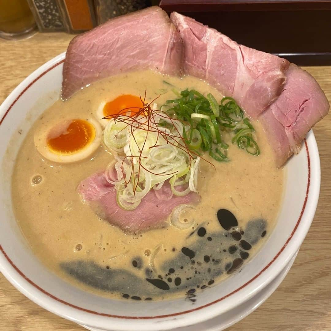 関西LIFE－homelife－さんのインスタグラム写真 - (関西LIFE－homelife－Instagram)「【大阪府・中崎町】 食べログ100名店6年連続受賞【らーめん香澄】 . 今回は中崎町店限定の特製サバ白湯をいただきました🍜 魚介系の白湯ラーメンで鯖とラーメンの組み合わせが 今まで食べたことのない新感覚な味わいで チャーシューに味玉に具材も多くて最後まで贅沢な気分でした😊 . . @homelife_local では #homelife_大阪 をつけて投稿された素敵な大阪の写真を紹介していきます。大好きな大阪を一緒に盛り上げていきましょう。 .  . #ラーメン香澄 #らーめん香澄 #らーめん香澄中崎町店 #中崎町ラーメン #中崎町グルメ #中崎町ランチ #特製サバ白湯 #ラーメン #中崎町ラーメン #大阪ラーメン #ラーメン好きな人と繋がりたい #麺スタグラム #大阪グルメ #大阪ランチ #大阪ディナー #中崎町 #大阪 #大阪市 #大阪女子会 #大阪旅行 #大阪観光 #そうだ大阪行こう #大阪 #観光 #yummy #japan #japantrip #japantrip2023」9月1日 17時11分 - archihome_local