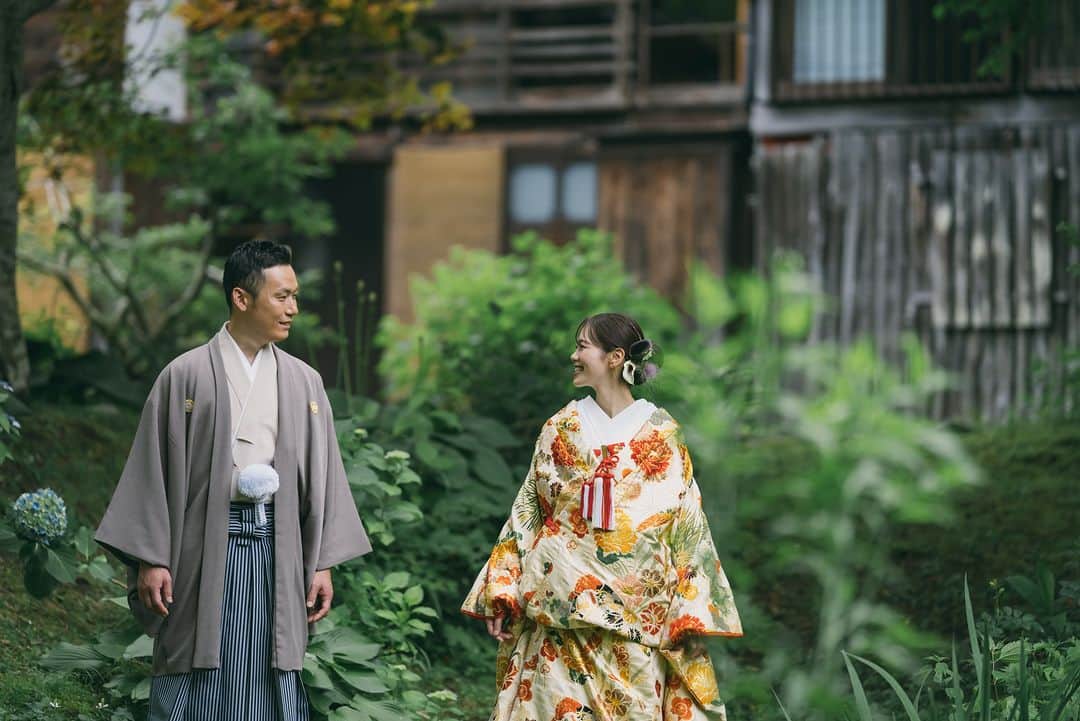 ラヴィ•ファクトリーさんのインスタグラム写真 - (ラヴィ•ファクトリーInstagram)「【写真で叶える結婚式】 . 自然美溢れる世界遺産白川郷で過ごす1日🌿  美しい自然がおふたりと おふたりの大切な方々を 優しく包んでくれます💫 . —————— ラヴィファクトリー:@nagoya_laviephotography Photographer: @taiheifoto AREA:JAPAN,NAGOYA —————— @laviefactoryをフォローして #laviefactory #ラヴィファクトリー のハッシュタグをつけて お写真を投稿してみてくださいね✳︎ . こちらの公式IG（@laviefactory） で取り上げさせていただきます✨ . 思わず笑顔になれるハートのある 「家族写真」はラヴィクルール* >>>@laviecouleur_official . #wedding #weddingphotography #photo #ハートのある写真 #instawedding #結婚写真 #ウェディング #ウェディングフォト #撮影指示書 #ロケーションフォト #前撮り #写真好きな人と繋がりたい #フォトウェディング #卒花 #後撮り #ウェディングニュース #前撮り小物 #前撮りフォト #前撮りアイテム #ウェディング撮影 #撮影構図 #前撮りアイディア #撮影指示書 #花嫁コーディネート #挙式当日 #当日レポ #ガーデンウェディング #ナチュラルウェディング」9月1日 17時13分 - laviefactory