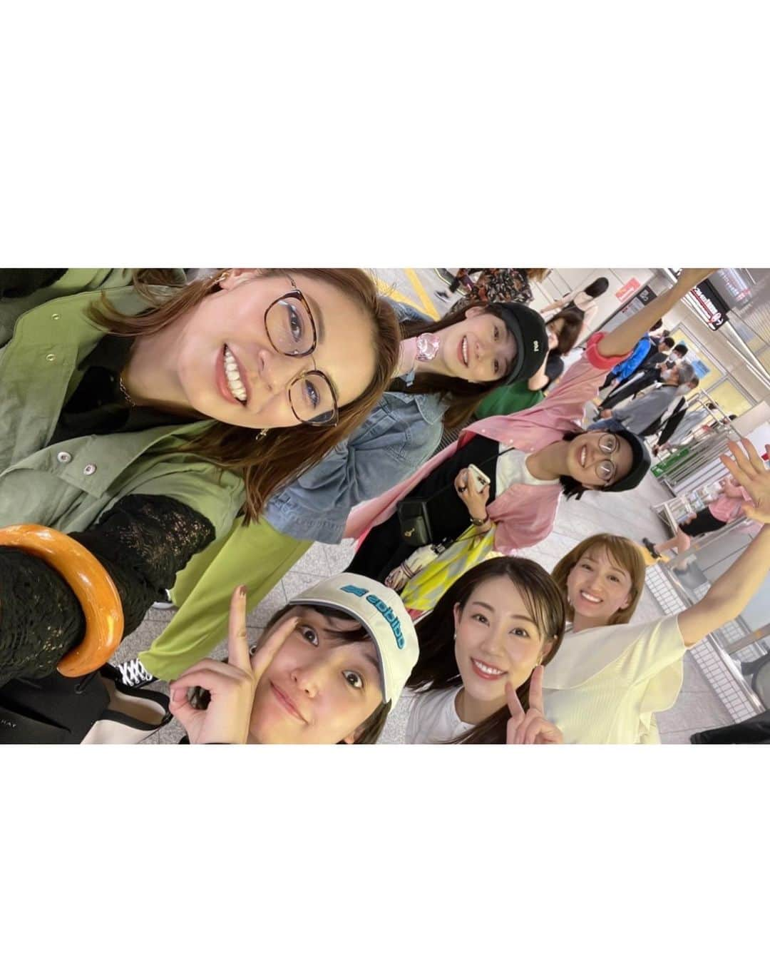 鳳真由さんのインスタグラム写真 - (鳳真由Instagram)「タグ付けされた皆様もびっくりの時差投稿！  でも、記したいなぁと思った時に記さないとね😆  こちらは 今年のいつか…（こら）  まいちゃん　@maiko_kirara  のお声掛けにより素敵なメンバーで 生まれて初めて レリアン様 @leilian_official  のファッションショーに参加させて頂いた時のものです。  荘厳な雰囲気の中、上質なお洋服を纏い味わったことのない緊張感が漂う中でウォーキングをした経験は宝物です！ 素敵なヘアメイクも施してくださり、プロの技に感嘆しきりでした😳  また、気心の知れた仲間たちとプチツアー気分を味わえたのも最高で  終わった後に可愛いグラスと美味しそうな餃子に惹かれてふらりと入ったお店 @sunnyday_dumpling   居心地が良くて美味しくて ついつい長居をしてしまう程最高の乾杯でした！  また東京と大阪、両方とも素敵な会場だったのですが 記念撮影や館内ツアーなども楽しんだ 大阪の日本綿業倶楽部　綿業会館 @mengyo_kaikan  の佇まいが圧巻で、またいつかいってみたい場所となりました♪  最高の体験をありがとうございました！  #レリアン　様 #逸品会  #芽吹幸奈　さん #瀬戸かずや　さん #春花きらら　さん #菜那くらら　さん #鳳真由  大阪で会えた #梅咲衣舞　さん❤️」9月1日 17時13分 - ootorispecialpanic