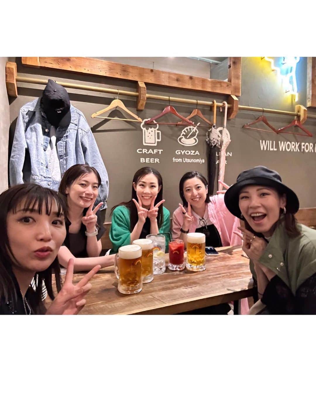 鳳真由さんのインスタグラム写真 - (鳳真由Instagram)「タグ付けされた皆様もびっくりの時差投稿！  でも、記したいなぁと思った時に記さないとね😆  こちらは 今年のいつか…（こら）  まいちゃん　@maiko_kirara  のお声掛けにより素敵なメンバーで 生まれて初めて レリアン様 @leilian_official  のファッションショーに参加させて頂いた時のものです。  荘厳な雰囲気の中、上質なお洋服を纏い味わったことのない緊張感が漂う中でウォーキングをした経験は宝物です！ 素敵なヘアメイクも施してくださり、プロの技に感嘆しきりでした😳  また、気心の知れた仲間たちとプチツアー気分を味わえたのも最高で  終わった後に可愛いグラスと美味しそうな餃子に惹かれてふらりと入ったお店 @sunnyday_dumpling   居心地が良くて美味しくて ついつい長居をしてしまう程最高の乾杯でした！  また東京と大阪、両方とも素敵な会場だったのですが 記念撮影や館内ツアーなども楽しんだ 大阪の日本綿業倶楽部　綿業会館 @mengyo_kaikan  の佇まいが圧巻で、またいつかいってみたい場所となりました♪  最高の体験をありがとうございました！  #レリアン　様 #逸品会  #芽吹幸奈　さん #瀬戸かずや　さん #春花きらら　さん #菜那くらら　さん #鳳真由  大阪で会えた #梅咲衣舞　さん❤️」9月1日 17時13分 - ootorispecialpanic