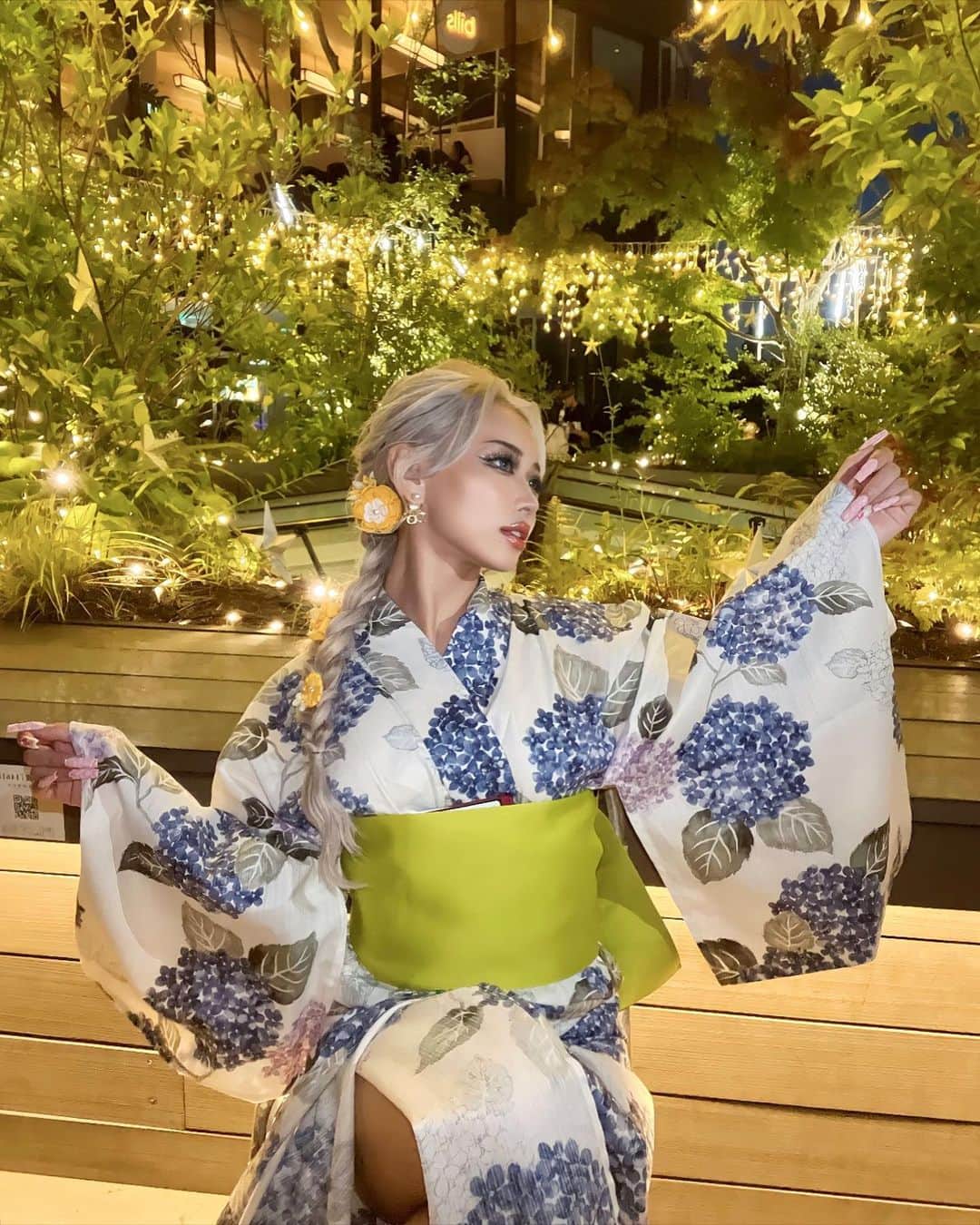 のインスタグラム：「3枚目アナとエルサにしか見えなくない？😳笑 東京の花火大会は学校から校長と見ました😘✌️学校の建物が映えるから沢山撮った  浴衣久しぶりに調達した帯はリバーシブルだからまた使えるの😚✌️ @furisode_luvri 👘  ヘアアレンジは @welly_yuuki ✂️に やってもらってる今回はエルサぽくしてもらったよ😏✌️✌️天才すぎ早くて上手いの！  #アナ雪 #アナとエルサ #浴衣 #浴衣コーデ #ヘアアレンジ #浴衣ヘアアレンジ #渋女 #花火大会」
