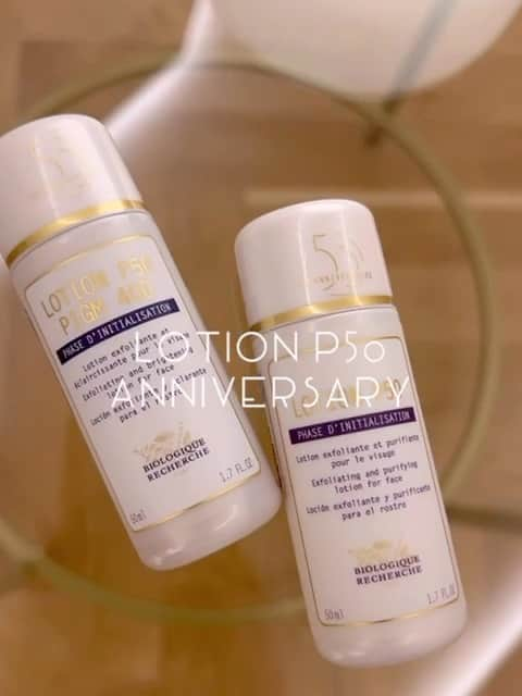 Biologique Recherche CZEのインスタグラム：「✨LOTION P50 Anniversary✨  Chceme toto významné výročí oslavovat společně s vámi a udělat vám radost.   Zakupte si v našich autorizovaných salonech ikonický Lotion P50 (150ml/250ml) a získáte speciální limitovanou výroční P50 (cestovní 50ml balení) jako dárek. Tato nabídka startuje 1. 9. 2023 a bude probíhat během celého září nebo do vyprodání zásob.  Ťupkejte s námi 😊🥳✨  #BiologiqueRecherche  #BuildingBetterSkin #LotionP50Anniversary  #P50 #skincare #icon #kosmetika」