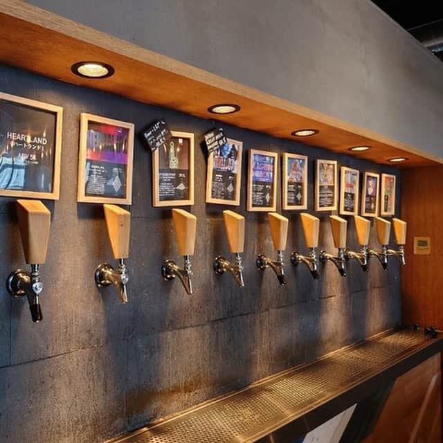 北川楓夏さんのインスタグラム写真 - (北川楓夏Instagram)「花巻駅前にあるカフェ&クラフトビア醸造所LIT WORK PLACE🍺  1Fがカフェで醸造している風景が覗けるようになってて、2Fがタップルーム。 壁にあるビール注ぎ口の数みるだけでもテンション上がるね。 常時こんなに種類飲めるのビール好きにはたまらんです😍  2時間飲み放題があり、自分で好きなものを注ぐシステム。全種類制覇したい方にオススメです！🫶🏻  てかまじでうまいここのビール。 こんなに種類作ってて全部感動レベルで美味しいのすごいと思う。😳 お土産でも買って、この間仙台行った時も売ってるところみつけたので再購入。みつけたら絶対買いです。  あ、もちろんおつまみ達も絶品でした！  【ビアソムリエが行くっ！】 壁から注ぎ口出ているところは裏に冷蔵庫があり、直接その冷蔵庫内のビール樽に注ぎ口が繋がっているので導線が短く、より新鮮なビールを飲むことができます。 お店側としては冷蔵庫の場所を確保しないといけなかったり、ビールを樽ごと冷やすので冷たくなるまで時間を要したりと、大変な部分もありますが、このシステムを導入しているお店はほんとにビールが好きで、よりお客さんにおいしいビールを提供したいと思っているところでしょう！ ビアグラを毎回水で洗浄できるのも素晴らしい！👏🏻  #岩手 #花巻 #クラフトビア #醸造所 #litworkplace #カフェ #タップルーム #ジャパンビアソムリエ」9月1日 17時18分 - fuka.kitagawa