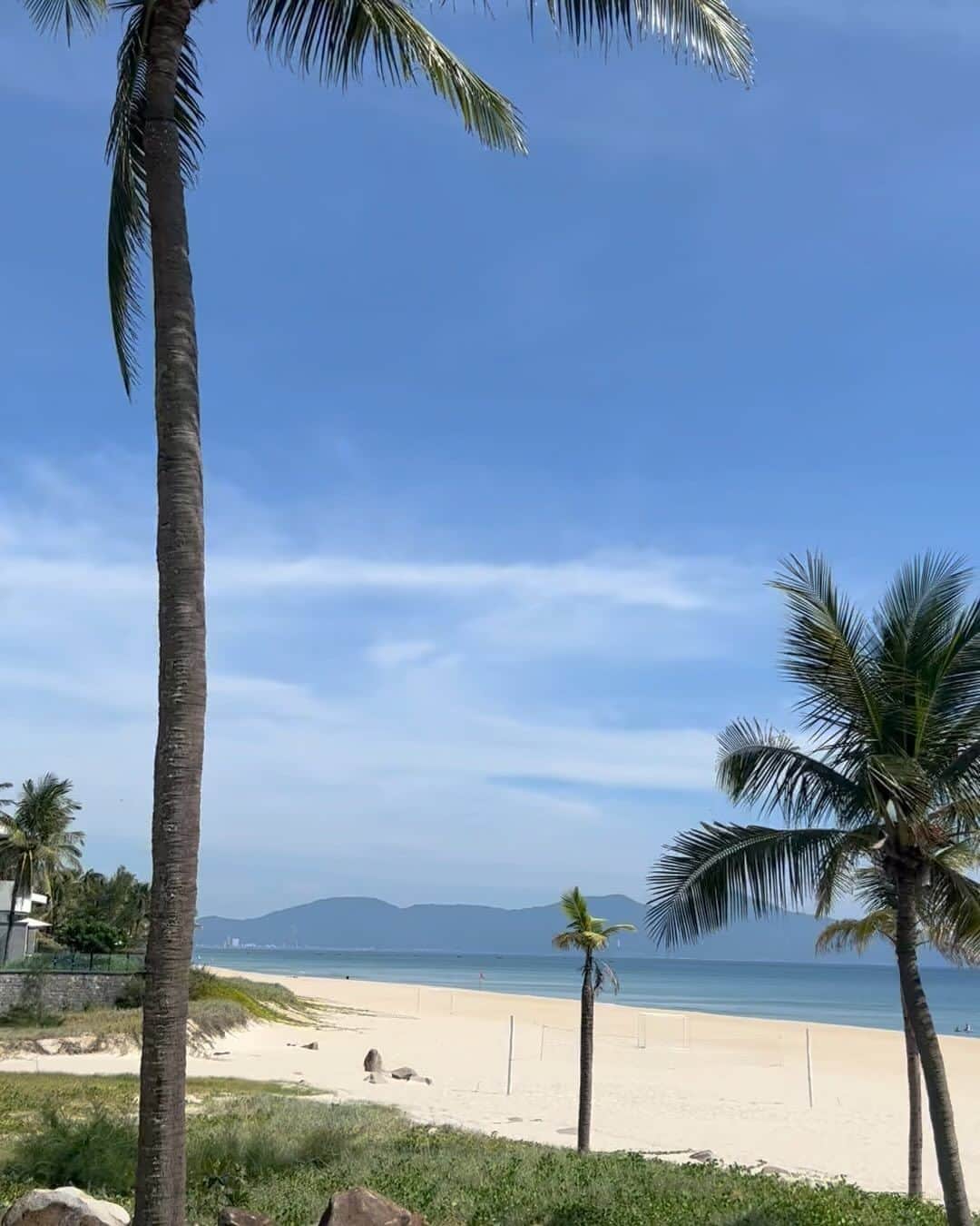 内田恭子のインスタグラム：「こんにちは。  この夏は、広い世界、まだ行ったことがない所へ行こう！ と、ベトナムに行っていました。  ダナンは海も歴史もご飯も人々もみんな最高でした！  #夏休み  #summer  #vacation  #beach  #vietnam  #danang  #ベトナム  #ダナン  #内田恭子  #kyokouchida」