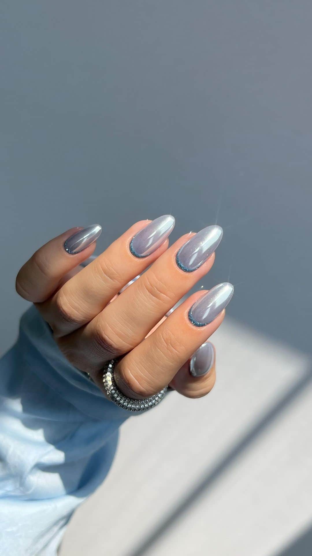 SHEINのインスタグラム：「Marvelous goes metallic 💅✨ Would these chromed out claws cool you off from the summer heat? 🥵 @heygreatnails  #SHEINinspo」