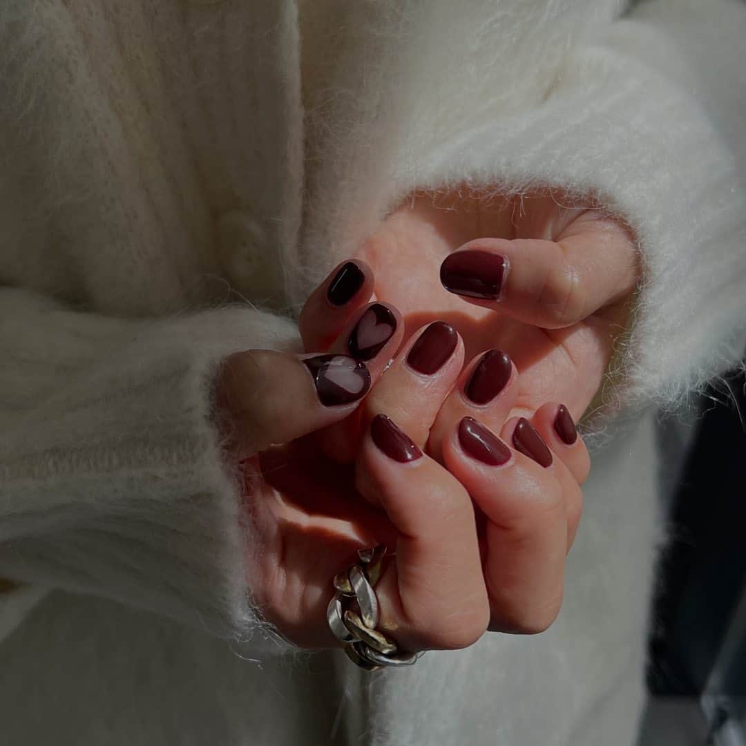 ayu kagawaのインスタグラム：「♥️🤎♥️🤎 こっくりbordeaux  可愛いnail真似っこさせてもらった🫶  フットも同じカラーにして気分はすっかり秋 🍂🍁🍠🍫🌰  @yuka_moka のくり抜きハート、上手すぎてずっと指見てる🥹🫶  #nail」