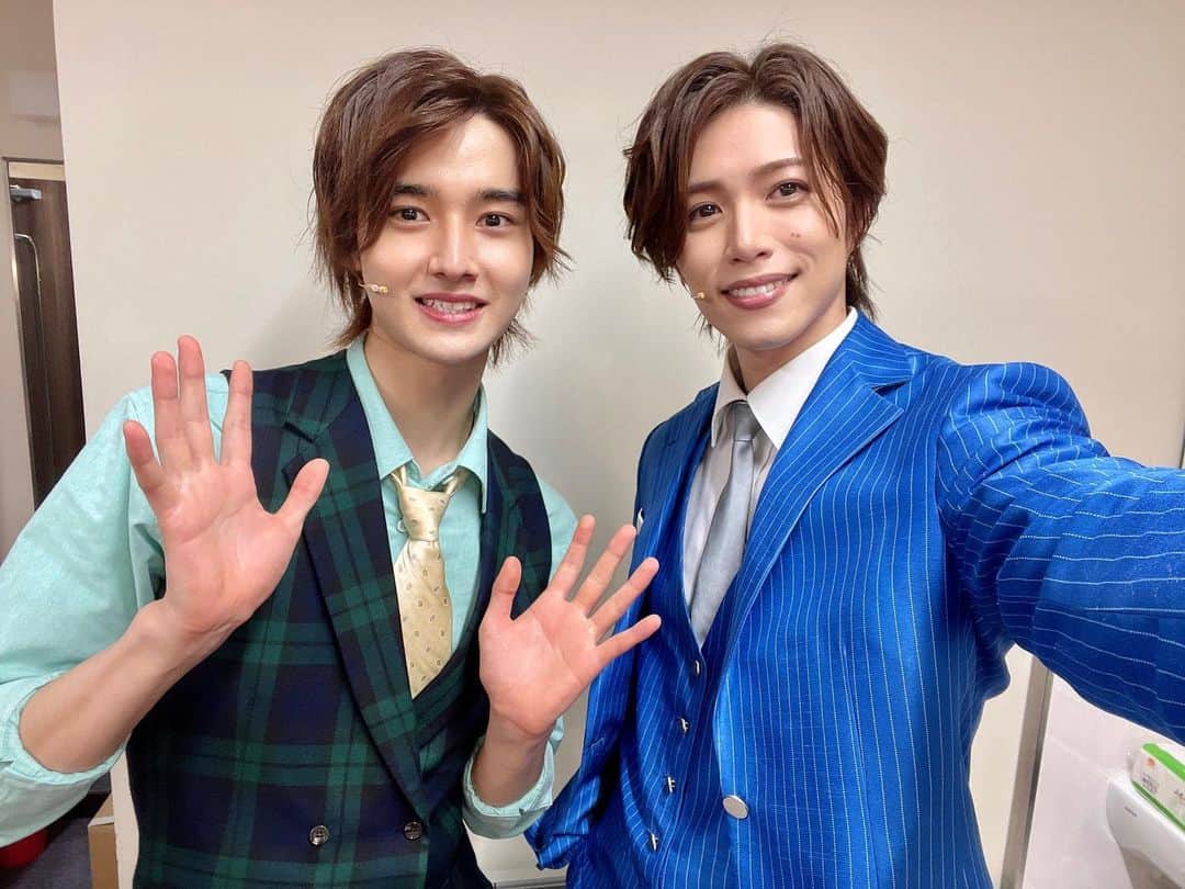 のインスタグラム：「ミュージカル「浜村渚の計算ノート」 大阪公演初日ご来場ありがとうございました！！  瀬島役のまいとと👮  明日は2公演です😌 お待ちしてます⭐️ #浜村渚の計算ノート」