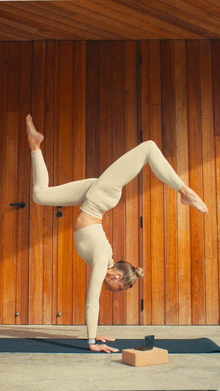 Amanda Biskのインスタグラム：「Upside down or right way up 🙃🙂 @samsungau #GalaxyWatch6 never misses a beat with personalised heart rate zone tracking ❤️‍🔥 Getting the most out of every sweaty second 😅 #SamsungPartner」