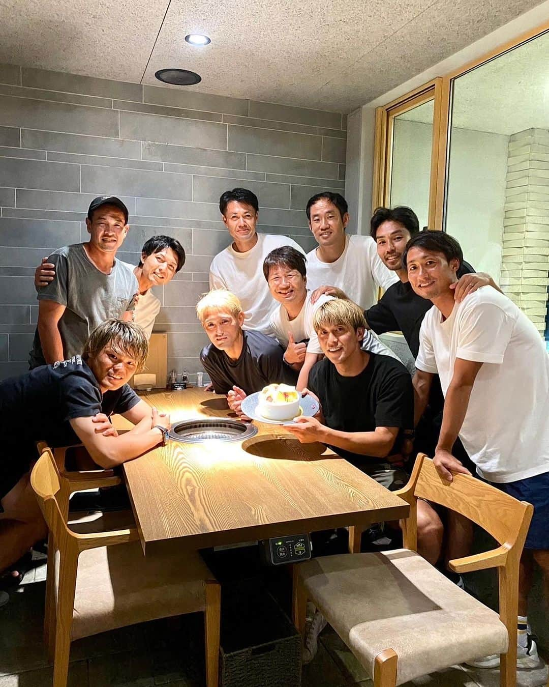 柴崎貴広のインスタグラム：「先日の食事会🥩 楽しかった！  茶山さん、ありがとうございました！   #株式会社IAC  #アミノチャン  #タスキュア  #黒部からのおくりもの  なおと、誕生日おめでとう🎂  #安藤由翔    みんなで頑張ろう！   #カターレ富山」