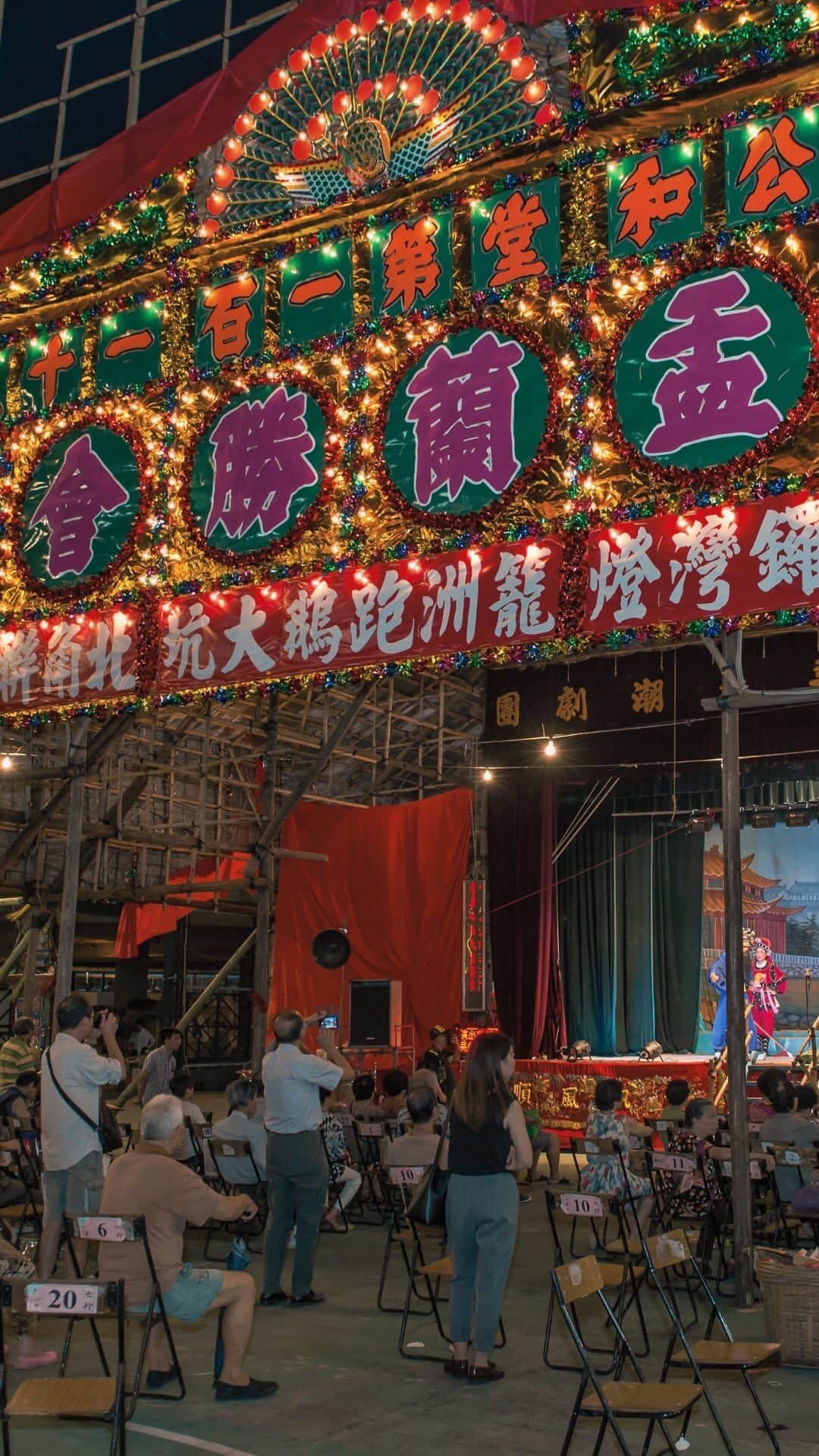 Discover Hong Kongのインスタグラム：「Ever heard of the Hungry Ghost Festival?👻 Check out our 101 guide to uncover this month-long festival dedicated to honoring the spirits.🤫 Get ready for the symbolic rituals, indulgent local feasts🍽️, and captivating Chinese opera performances.🎭 Don‘t miss out on this spooky local tradition! 👻  每年7月盂蘭節都會鬼門關大開👻，其實背後有典故！除咗拜祭先人外，仲帶有宣揚孝道、行善積德的意思😌。呢次101短片就帶大家了解下盂蘭節，香港各處有咩傳統習俗同埋活動🎭 - 咁精彩咁多人參與，乜鬼都唔驚啦！👻  #HungryGhostFestival101 #HelloHongKong #DiscoverHongKong」