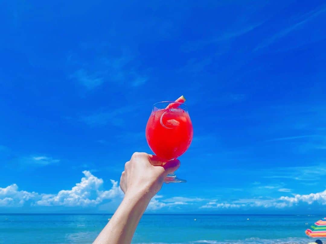ベッキーのインスタグラム：「9月かー！  楽しい夏でした！ 今年の葉山は2回しか行けなかったなー。 もっと行きたかったなー。  でも相変わらず海の家　@blue_moon_hayama1997 さんは素敵！ 安心して食べられるご飯や飲み物がたくさん😭🍉 店員さんたちも優しいし、いつも最高な夏をありがとうございます。  海の家って夏だけの営業だけど、インスタ見ると、冬から竹の準備をしたり、畑も持ってるわけだし、一年を通して活動する壮大なプロジェクトですよね。 本当におつかれさまです！ また来年も楽しませてください！  さて！ 今夜7時から関テレで『ミリオンバイヤーベイビー』のオンエアです！ ナレーションさせてもらってます！  そしてDMM.TVで『横道ドラゴン』の5話が配信スタートしました！ 劇団ひとりさん✖️真木よう子さん✖️門脇麦さん主演のアドリブドラマなんですが、謎の女役で出演させてもらってます。 門脇麦さんの即興お芝居が凄すぎて、こちらも魂ぶつけて最高に楽しい時間を過ごしました！ ぜひ！！！」