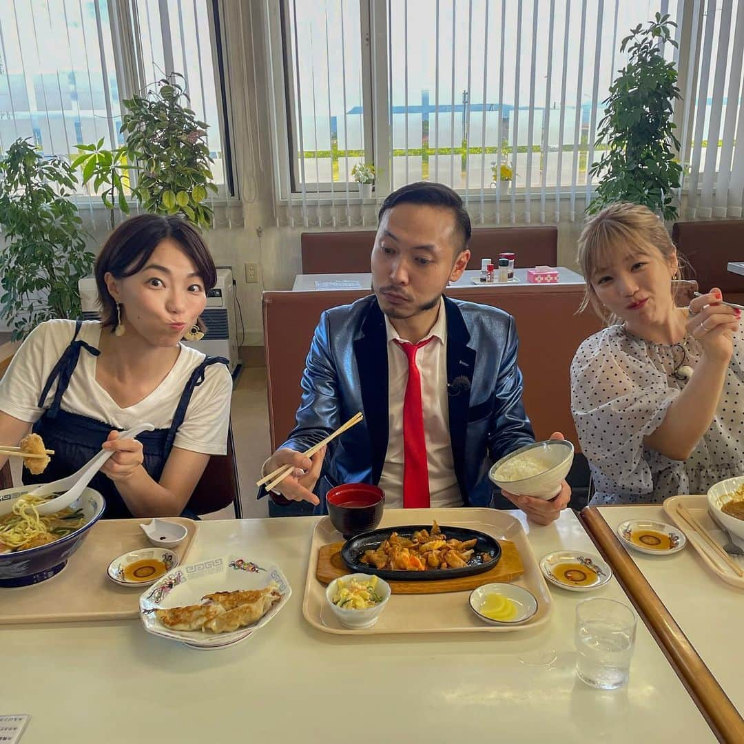 雨宮萌果さんのインスタグラム写真 - (雨宮萌果Instagram)「🐉🐉🐉  ブギウギ社員食堂ではございません  八雲町にある 「ドライブインゆうらっぷ」さん  私は  うに塩ラーメンに  八雲町産ホタテを ふんだんに使用した ホタテフライをトッピング注文  せがぞーちゃんは ホタテフライカレーに餃子追加  専務はシーフード焼肉定食  ほんっっとうに お腹が空く企画だから  みんな、番組への遠慮が全くない わんぱくオーダー🙌  美味しいもの食べると 分かりやすく雰囲気が良くなりますね！  さて、夢の夢だった 長万部入りは果たせるか！？  STV「ブギウギ専務」 TVer配信中　 9月1日(金)0時30分〜  お楽しみに〜🚗✨  サイクリング倶楽部🚴‍♀️🚴‍♀️も始動です！  #ブギウギ専務 #八雲町」9月1日 17時39分 - ame_moe_kichi0630