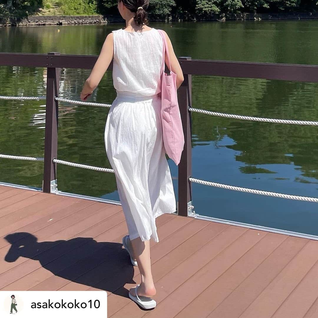 havaianas_japanさんのインスタグラム写真 - (havaianas_japanInstagram)「Posted @withregram • @asakokoko10 . この前弾丸で旅行行った時の⛰️ lalagomのシアサッカーブラウス&スカートのホワイトを着て行きました。 カーディガン羽織ったりしてもかわいいんですよ〜🫶 本当にお気に入りのお洋服です。  ブラウスとスカートはいよいよ今週金曜販売スタートです…！どきどき  top&skirt... #lalagom @alistofmyfavorites  cardigan... @thebarnnet  bag... @thumb_and_cakes  sandals... @havaianas.japan  . . . . . . #fashion #fudge #cluel #code #outfit #ootd #wear #codenate #今日のコーデ #오오티디 #데일리룩 #패션 #fudge部 #クルーエル女子 #thebarnnet #havaianas #セットアップ」9月1日 17時47分 - havaianas.japan