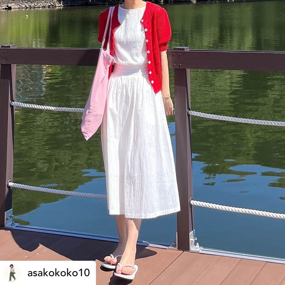 havaianas_japanのインスタグラム：「Posted @withregram • @asakokoko10 . この前弾丸で旅行行った時の⛰️ lalagomのシアサッカーブラウス&スカートのホワイトを着て行きました。 カーディガン羽織ったりしてもかわいいんですよ〜🫶 本当にお気に入りのお洋服です。  ブラウスとスカートはいよいよ今週金曜販売スタートです…！どきどき  top&skirt... #lalagom @alistofmyfavorites  cardigan... @thebarnnet  bag... @thumb_and_cakes  sandals... @havaianas.japan  . . . . . . #fashion #fudge #cluel #code #outfit #ootd #wear #codenate #今日のコーデ #오오티디 #데일리룩 #패션 #fudge部 #クルーエル女子 #thebarnnet #havaianas #セットアップ」