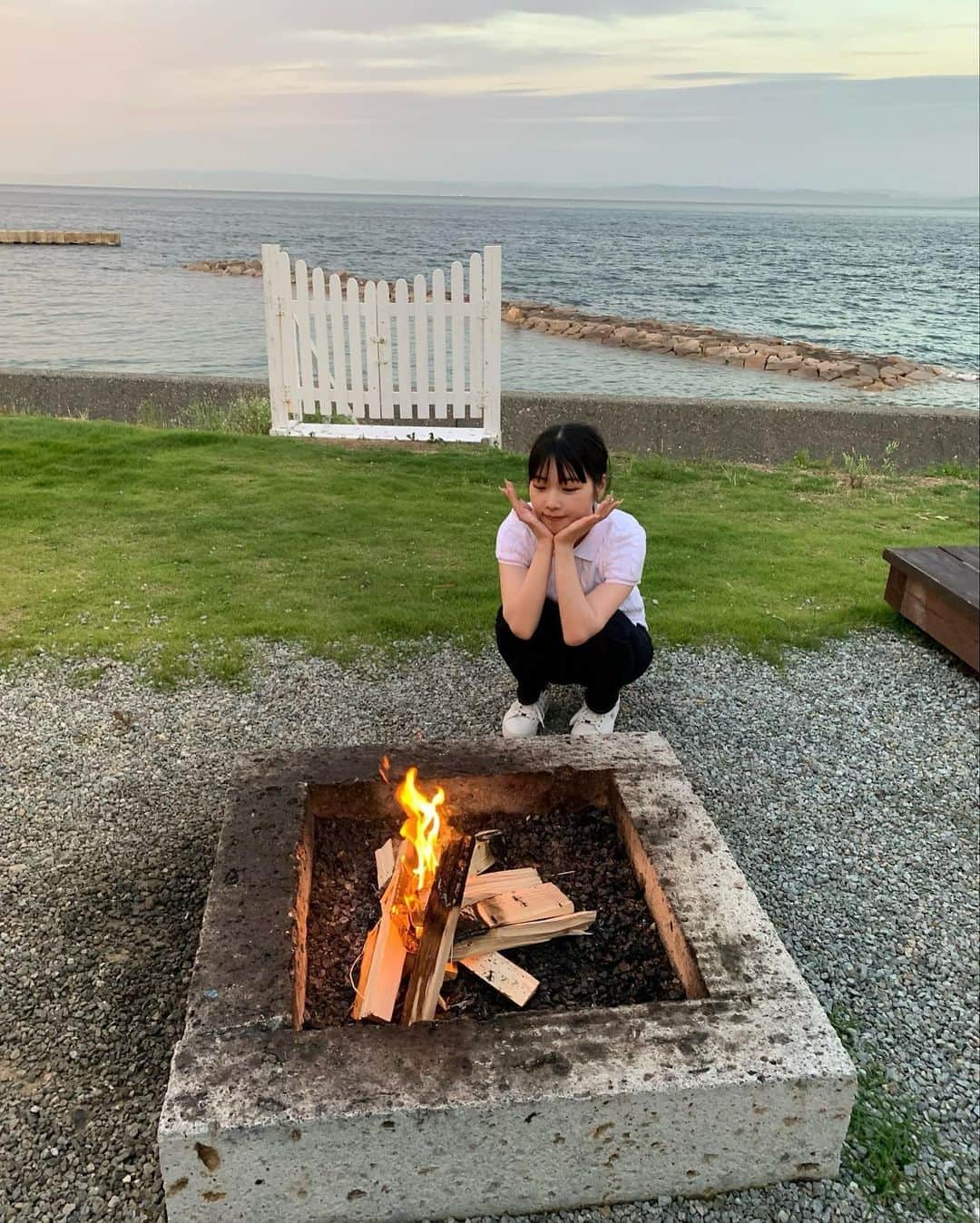 涼川菜月さんのインスタグラム写真 - (涼川菜月Instagram)「⛰ ⁡ ⁡ ⁡ ⁡ 少し前に淡路へグランピングに行ったよ߹ - ߹ ⁡ ⁡ インスタの投稿したいのに 写真の編集やら文章を考えるのやら 億劫になってしまって この投稿をするのにも8年かかりました߹ - ߹ ⁡ ストーリーは鬼のように更新出来るんだけど いつもくだらない事ばっかり書いてるのに フォローしてくれてありがとう߹ - ߹ ⁡ ⁡ ではグランピングに戻ります ⁡ ⁡ 場所はグランマーレ淡路っていう場所.ᐟ.ᐟ ⁡ ⁡ お部屋のタイプがいくつかあるんだけど ベレットテントってやつにした⛺️ ⁡ キッチンやお風呂がある棟と 寝室が別れてて隣同士なんだけど 自分たちだけの空間だし なんせ目の前が海だから めっちゃ開放感があって癒された߹ - ߹ ⁡ 夜は庭でBBQして焚き火して花火して 夏を満喫したなあ ⁡ BBQは材料も食材も全部用意してくれてるから とっても楽ちんで嬉しい ⁡ 車で数分の所にスーパーもあるから 足りない食材も買いたせて便利だった.ᐟ.ᐟ ⁡ ⁡ ブイヤベースとかアヒージョとか キーマカレーも全部美味しかった♥ ⁡ 飯盒炊爨なんて小学生の時やってた ガールスカウト振りだったよ߹ - ߹ ってか飯盒炊爨の漢字やば߹ - ߹こわ߹ - ߹ ⁡ ⁡ 朝は海の音を聞きながら 外でモーニング☕️ ⁡ カスクートの材料を前日の夜に渡されるから 冷蔵庫に入れて置いて 朝自分で好きな具材を挟んで食べるって感じ.ᐟ.ᐟ ⁡ これがまた美味しかったんだよ〜〜〜 映えるしね^. .^ ੭ ⁡ ⁡ グランピングはまりそう〜〜〜 ⁡ ⁡ とっても癒された時間でした♥ ⁡ ⁡ ⁡#グランピング #グランマーレ #グランマーレ淡路 #glamping #camping #淡路 #淡路観光 #関西グランピング#淡路グルメ #海が見えるカフェ」9月1日 19時00分 - nachia_p