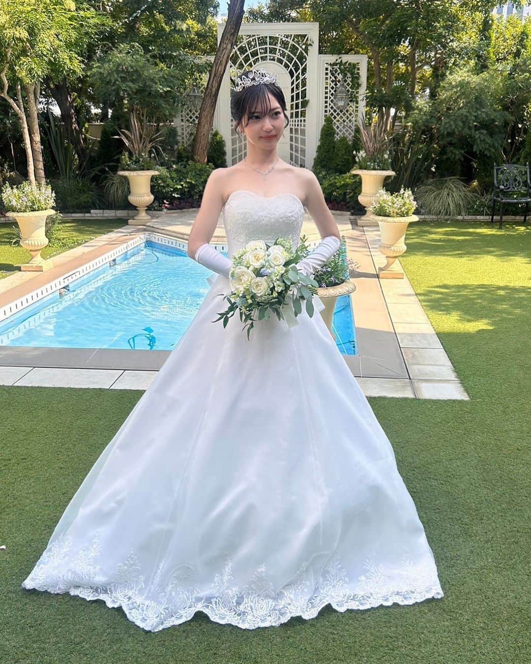 一鷹杏奈のインスタグラム：「本日から９月 本当あっとゆうまだなぁ🥺🥺  そして、私事で大変恐縮なんですが、、 この場を借りて改めてご報告させていただきます。  ご存知の方も沢山いらっしゃると思いますが、、、 兼ねてからお付き合いさせていただいてた方と結婚致しました。 突然の事でびっくりさせてしまった方、 直接報告できなかった方すいません。  仲良く笑顔が絶えない家庭を作って行けたらいいなぁと思っています。 まだまだ未熟な2人ですが これからもどうぞ暖かく見守っていただけると嬉しいです✨  結婚式での写真沢山の方々に メンションしていただいたのですが 今日の報告になりなにも載せることができずにもうしわけないです💦  また、少しずつアップさせてください！  変わらず 今後とも仲良くしていただけると嬉しいです✨✨  #結婚#結婚式#ウエディング#ウエディングドレス#ブライダル#結婚報告」