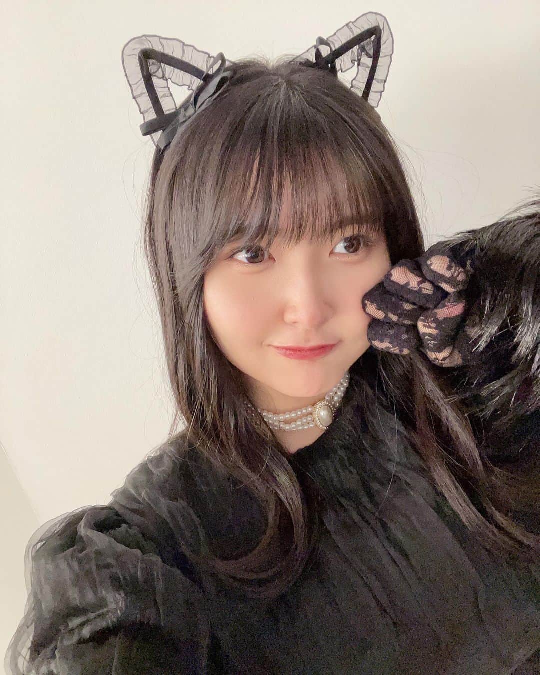 のインスタグラム：「♡  黒ねこさん🐈‍⬛💓 すき〜？  #ねこ #にゃんこ  #beyooooonds #雨ノ森川海  #岡村美波 #みいみ」