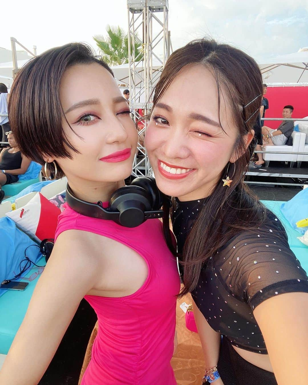 藤森マリナさんのインスタグラム写真 - (藤森マリナInstagram)「ミュージックサーカスDay2🎪❤️ ⠀ ⠀  まりかちゃんがBarbieコーデと言ってたから BLACKパリピお嬢コーデ🖤 去年のウルトラコリアで みんなが好きだと言ってくれた 透けtopsでくんでみたよ🖤 でもインナーが黒やと そんなにえちえちにならなかった🤔 ⠀ ⠀ ⠀ ちょっと聞きたいのですが🤚🏻 まりなはんのフェスメイク好きだよっていう レアキャラいますか？  ⠀ ⠀ ⠀  ⠀ ⠀ ⠀ #musiccircus#osaka#festivalfashion#festivalmakeup#shein#shd#sheinコーデ#outfit#gno#girlsnightout#ミュージックサーカス#泉南ロングパーク#泉南ロングビーチ#樽井サザンビーチ#お嬢様ヘア#お嬢様コーデ#シースルートップス#ヘアピンアレンジ#ハーフアップアレンジ#まりなはんのフェスコーデ#フェスコーデ#フェスメイク#ストーンメイク#赤メイク#redmakeup#umfkorea#ultrakorea#ultrajapan」9月1日 17時44分 - maaarina0806