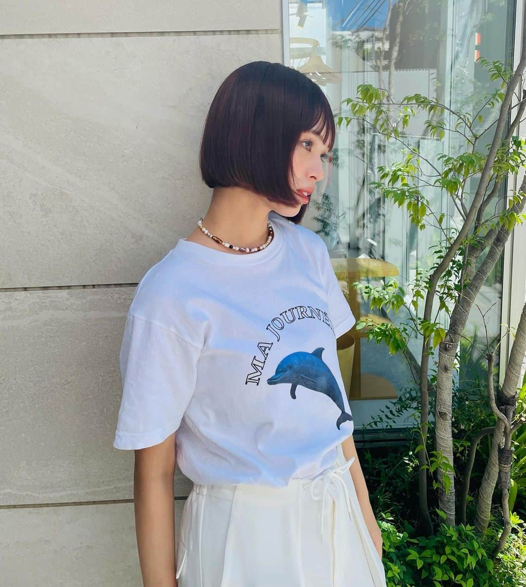 クロエのインスタグラム：「🐬🫧🌴 ヘアカラーとカットはまこさん @mako_oikawa いつもあたしの細かなこだわりを叶えてくれてありがとう🫶🏻 . Tops @majournee_official  Pants @sly_official  Necklace @topazz.topazz」